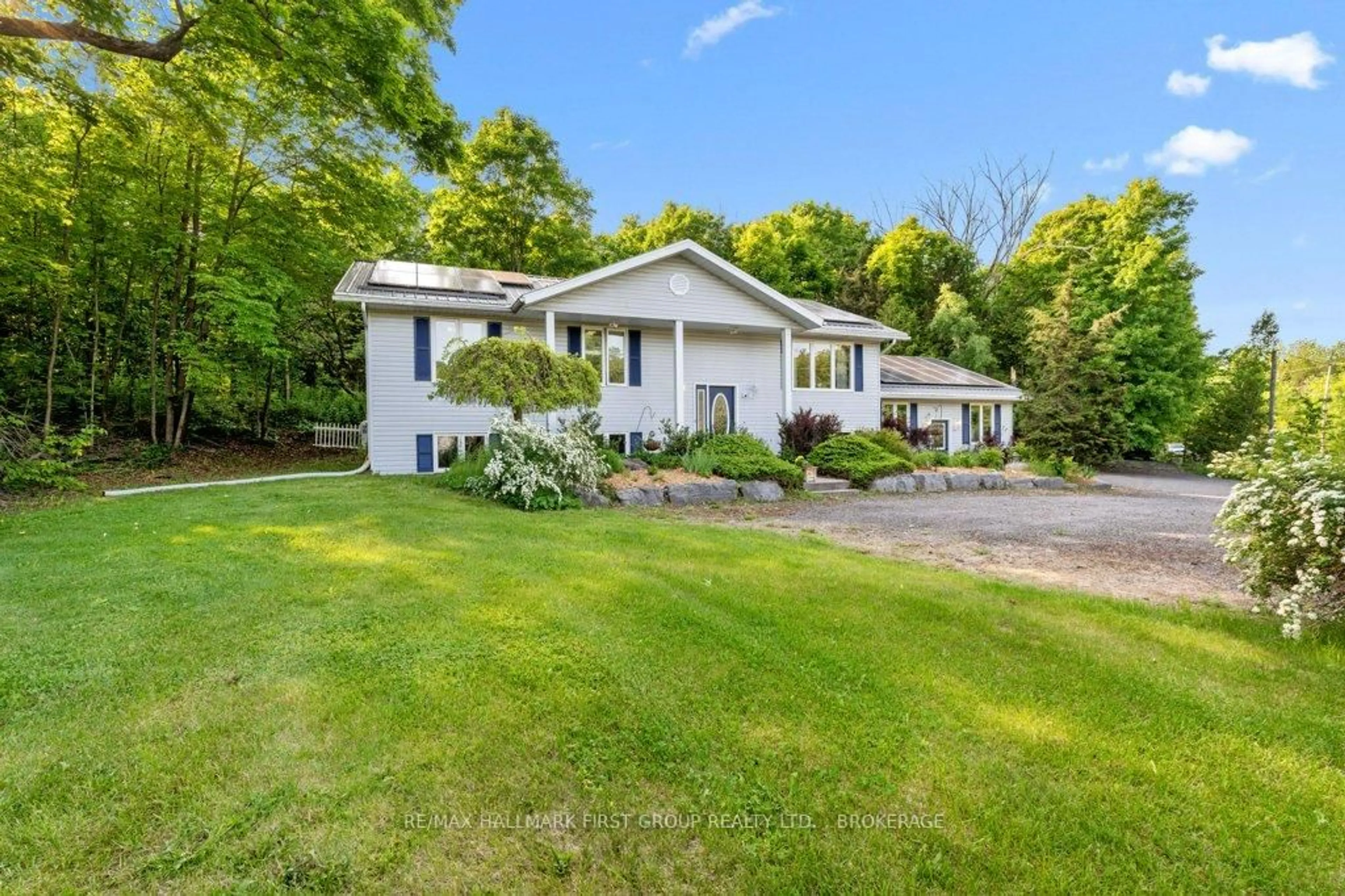 A pic from outside/outdoor area/front of a property/back of a property/a pic from drone, street for 6187 REVELL Rd, Verona Ontario K0H 2W0