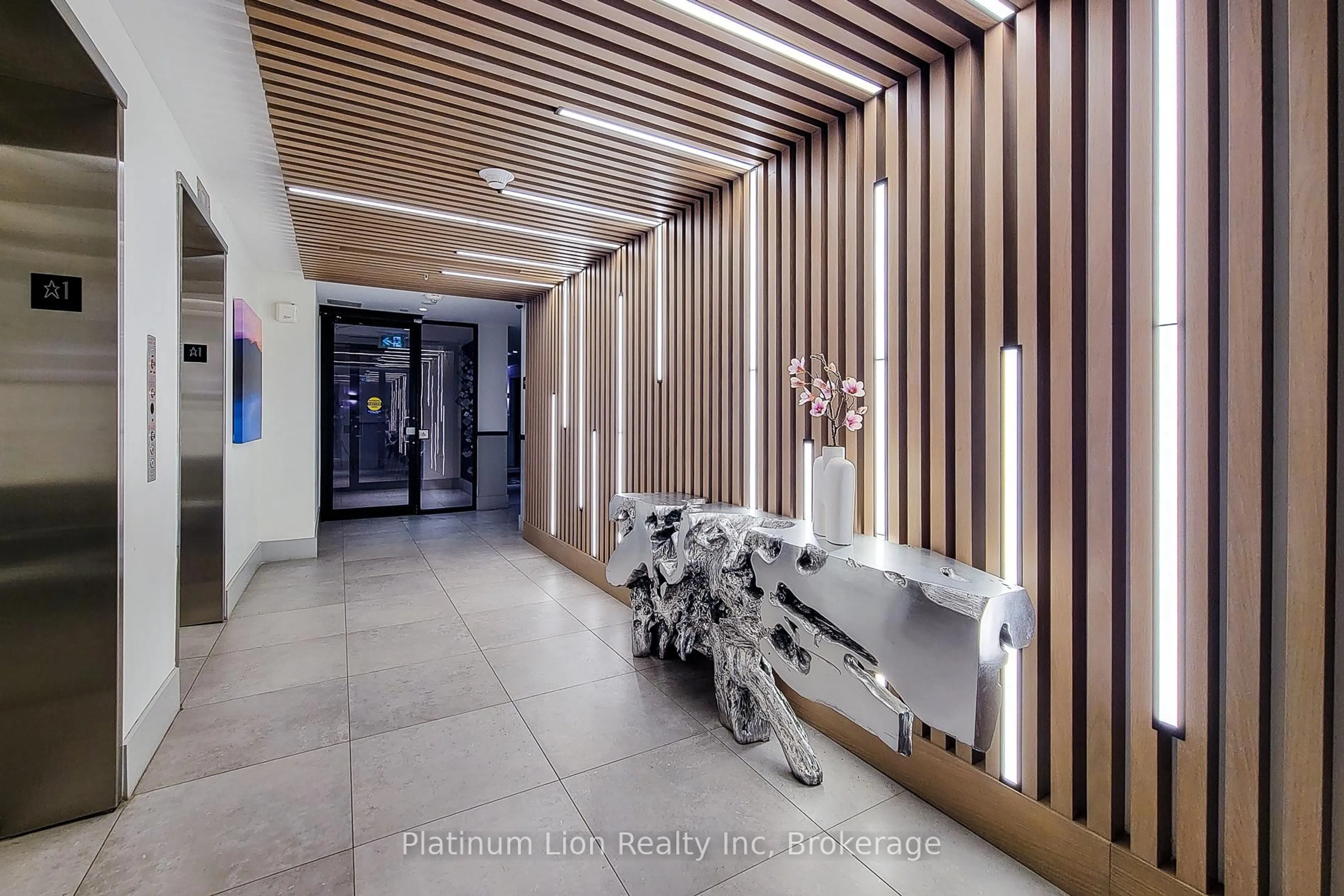 Indoor foyer for 600 North Service Rd #218, Hamilton Ontario L8E 0L2