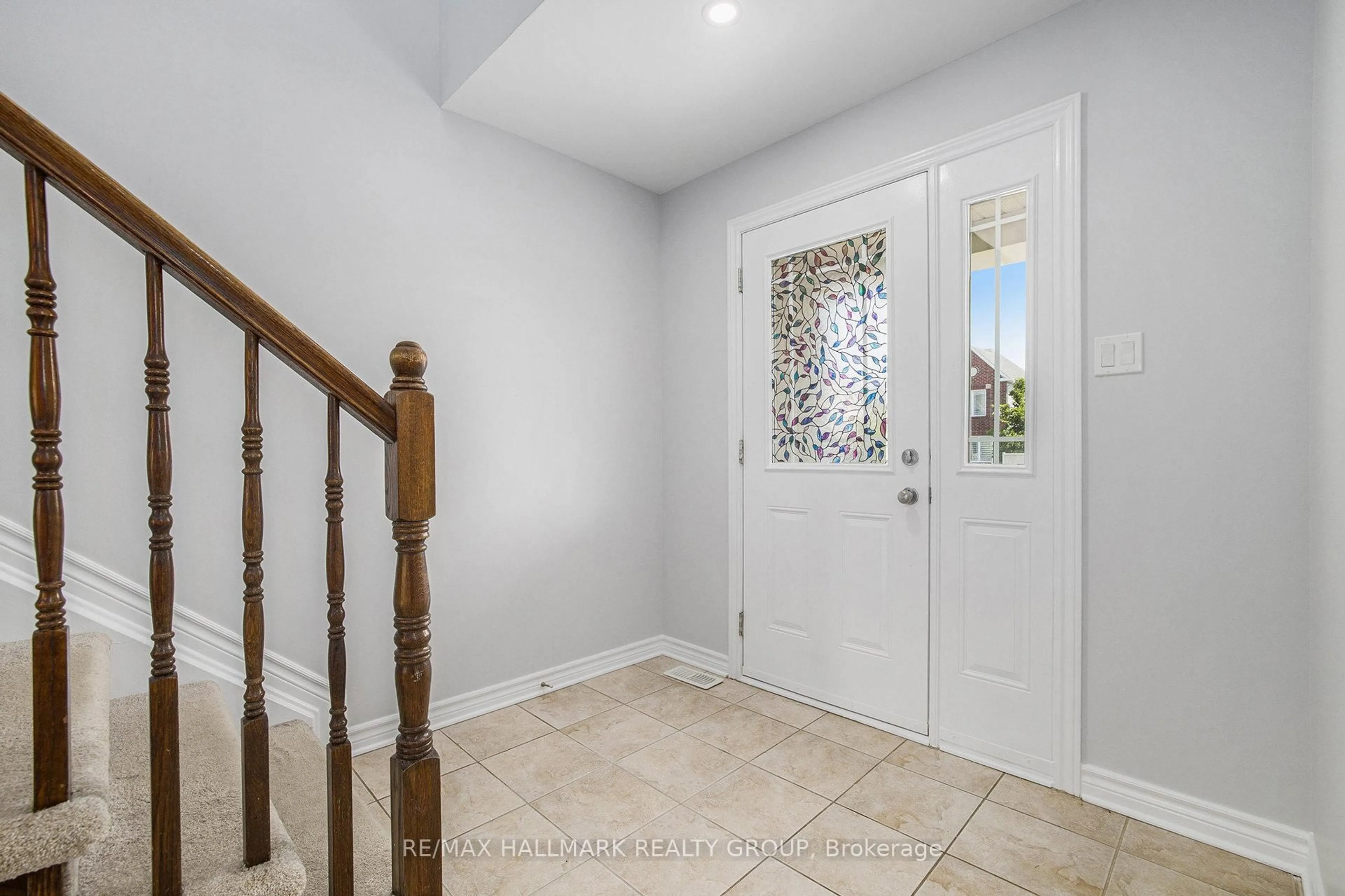 Indoor entryway for 548 PAUL METIVIER Dr, Ottawa Ontario K2J 0M9
