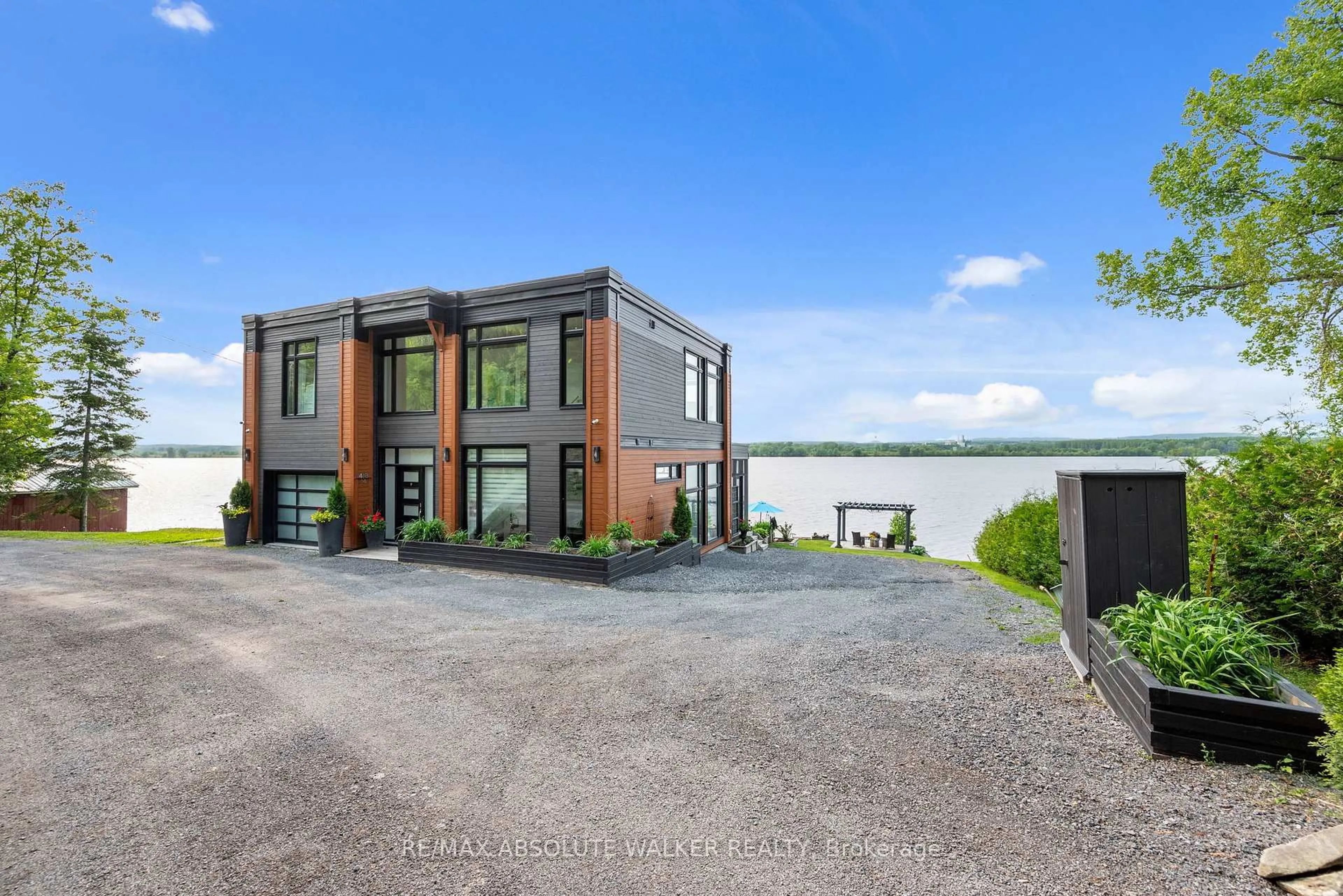 A pic from outside/outdoor area/front of a property/back of a property/a pic from drone, building for 478 Wilson Rd #14, Clarence-Rockland Ontario K4K 1K7
