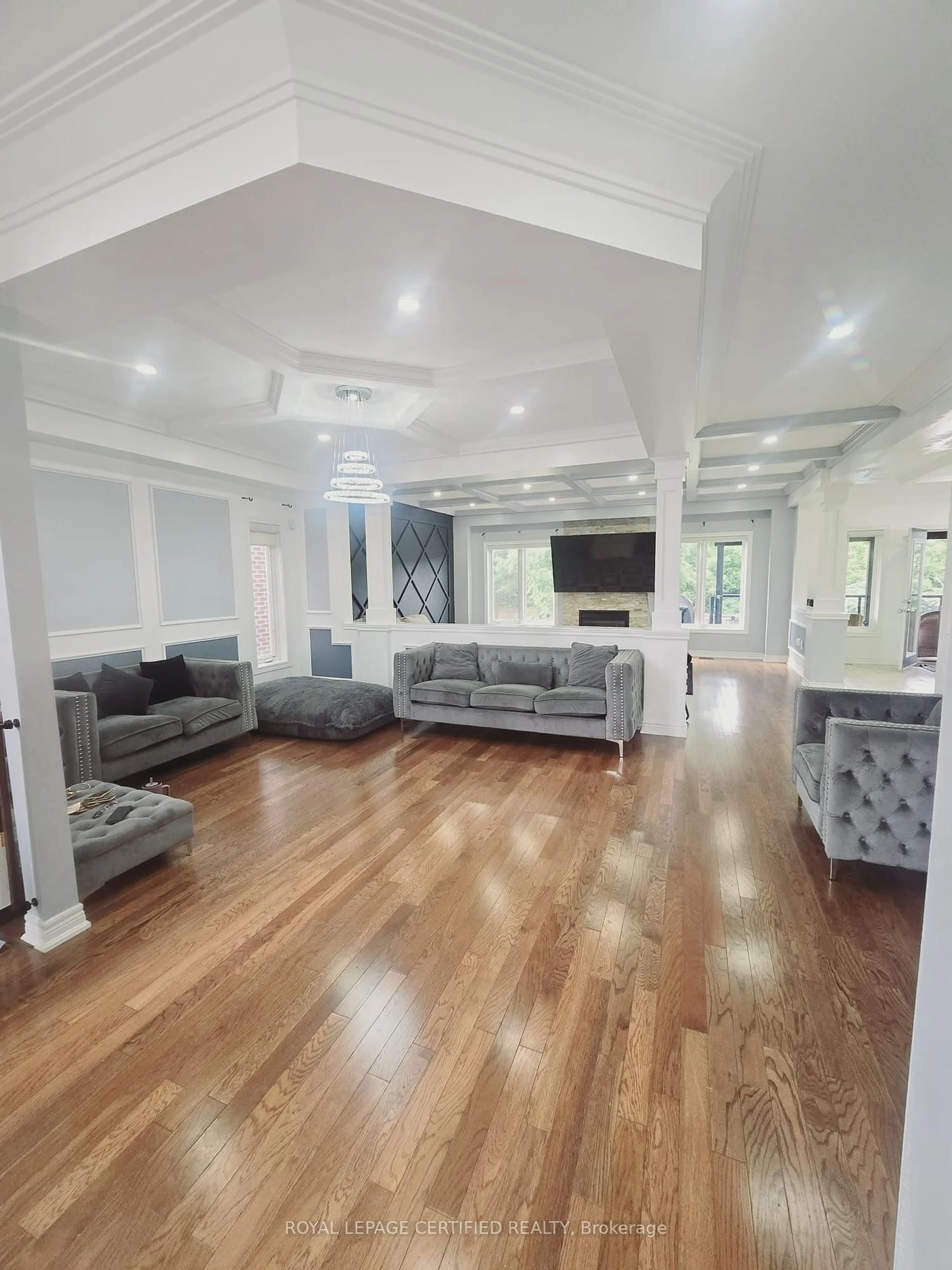 Living room with furniture, unknown for 130 Kingsview Dr, Hamilton Ontario L8J 3X5