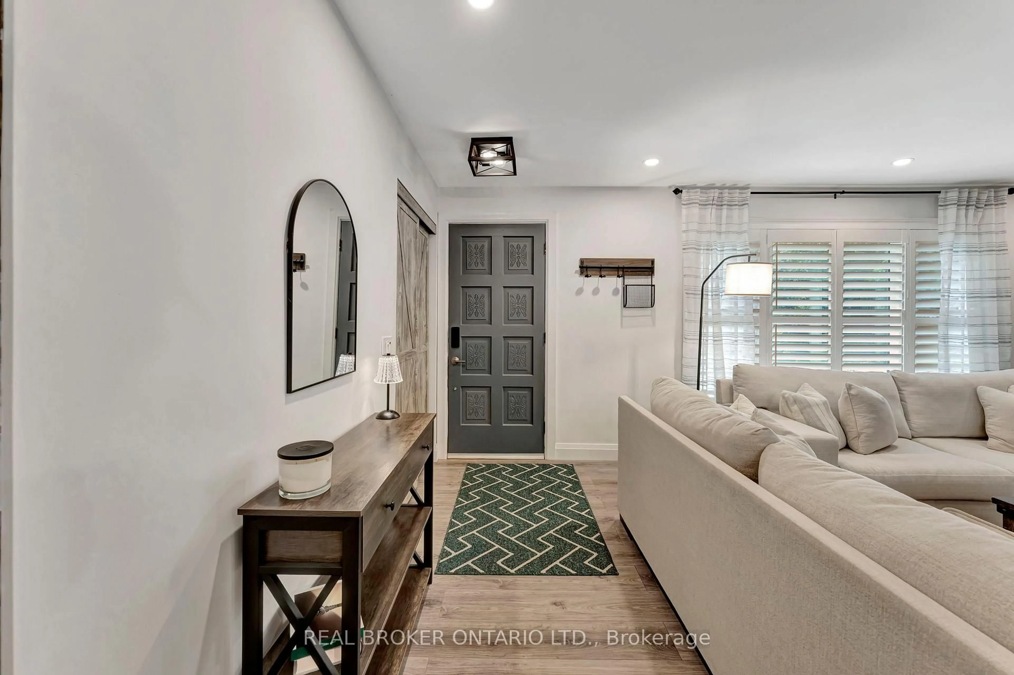 Indoor entryway for 403 Oakhill Dr, Brantford Ontario N3T 5L7