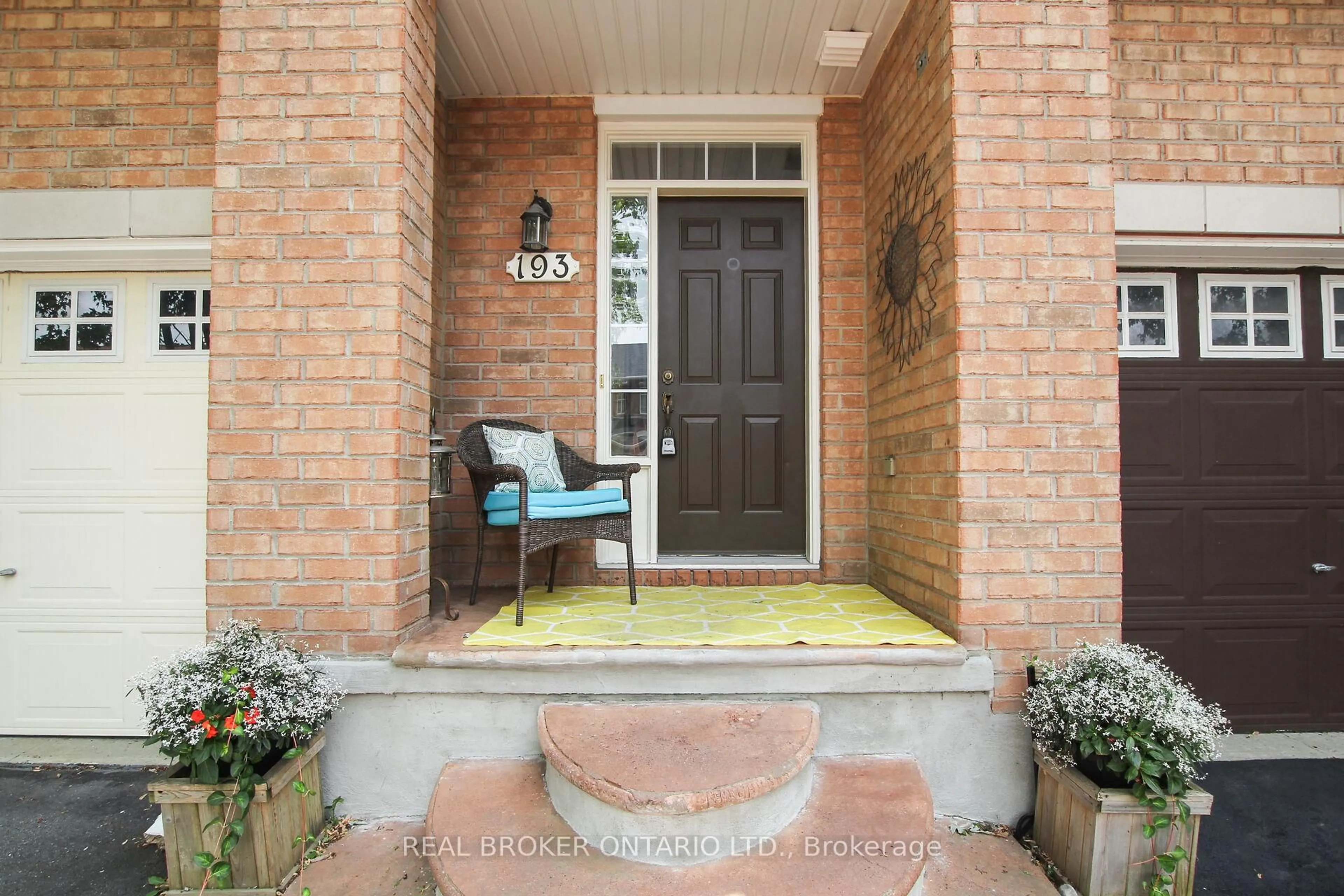 Indoor entryway for 193 Deercroft Ave, Ottawa Ontario K2J 5J4