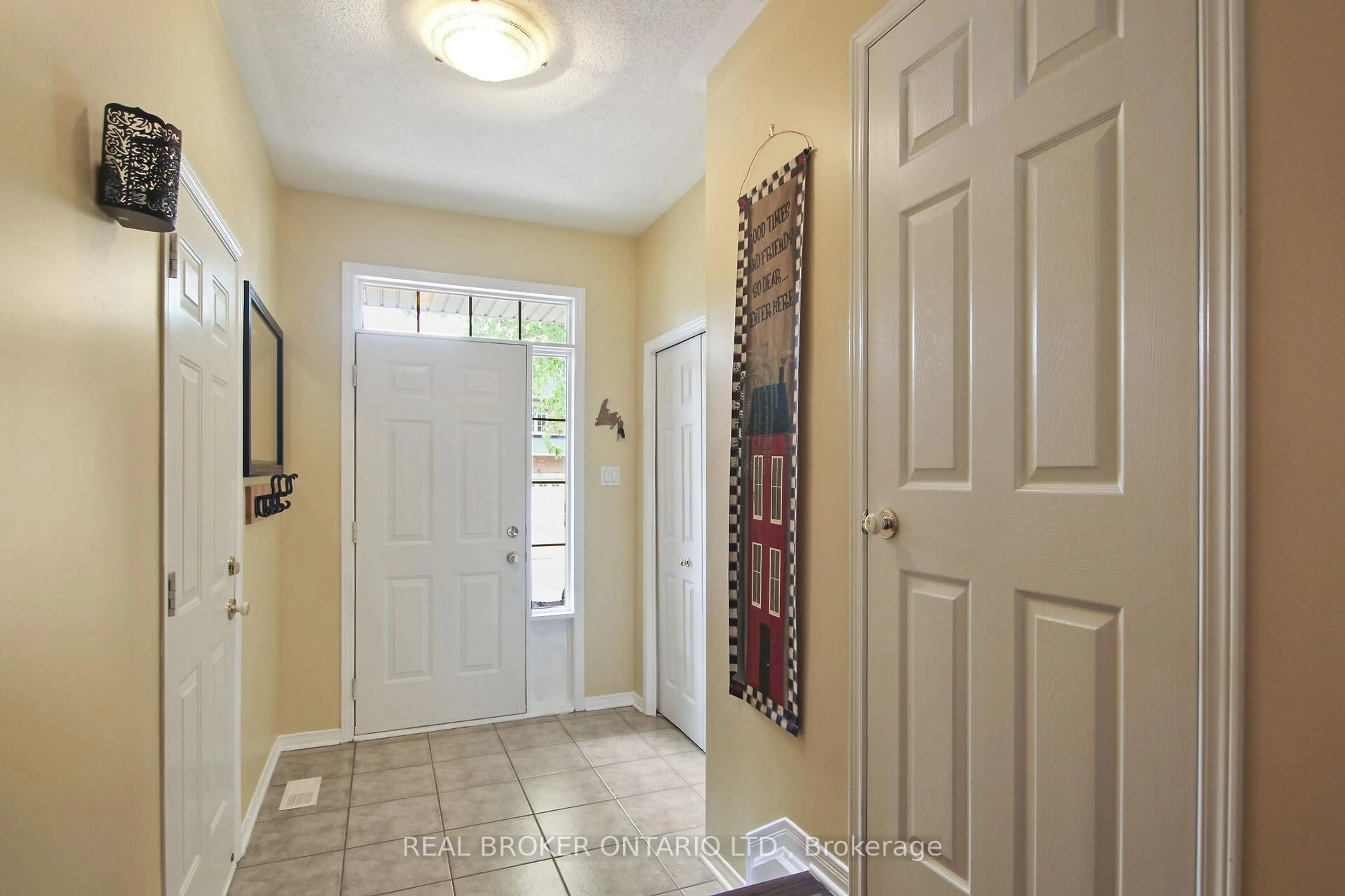 Indoor entryway for 193 Deercroft Ave, Ottawa Ontario K2J 5J4