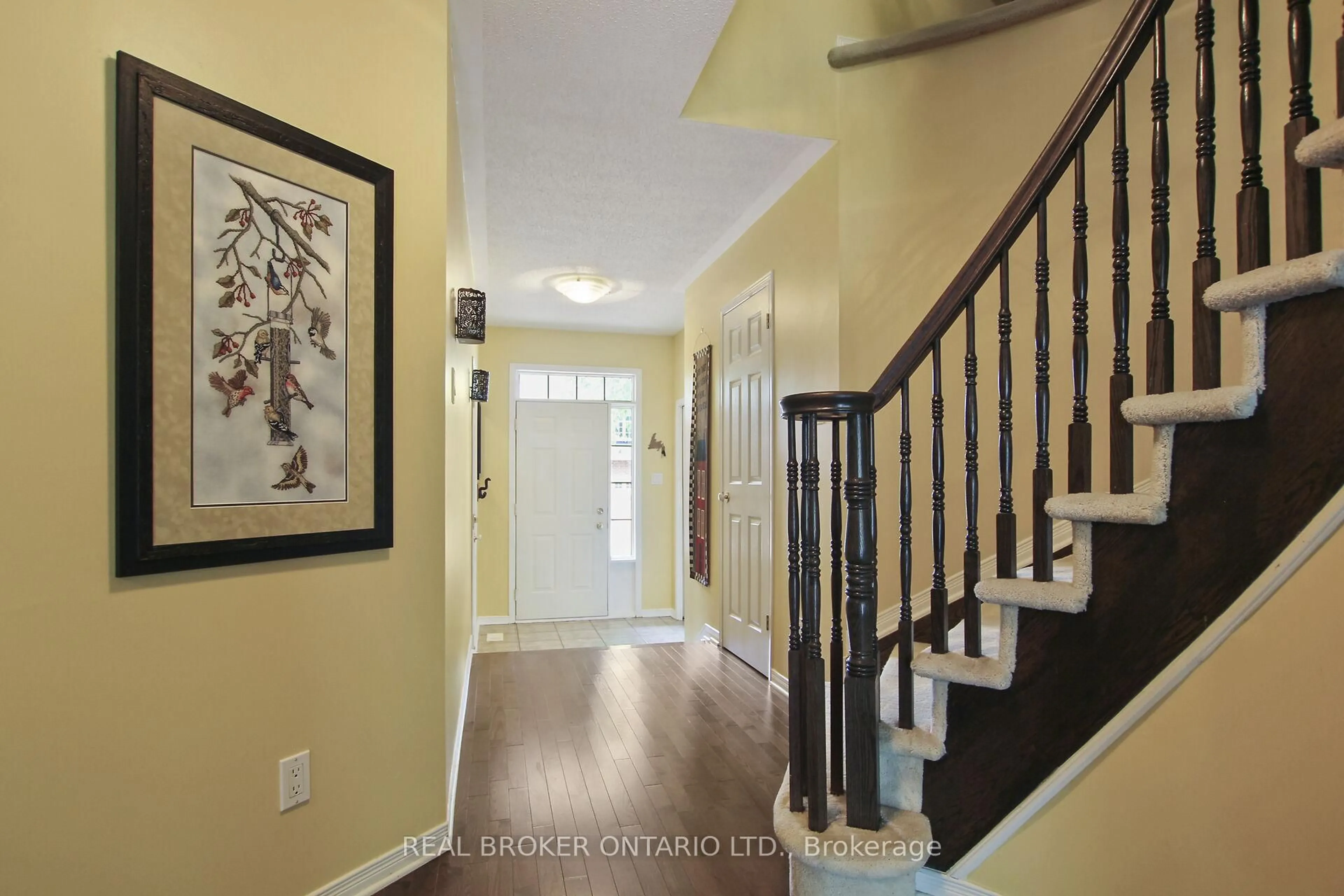 Indoor entryway for 193 Deercroft Ave, Ottawa Ontario K2J 5J4
