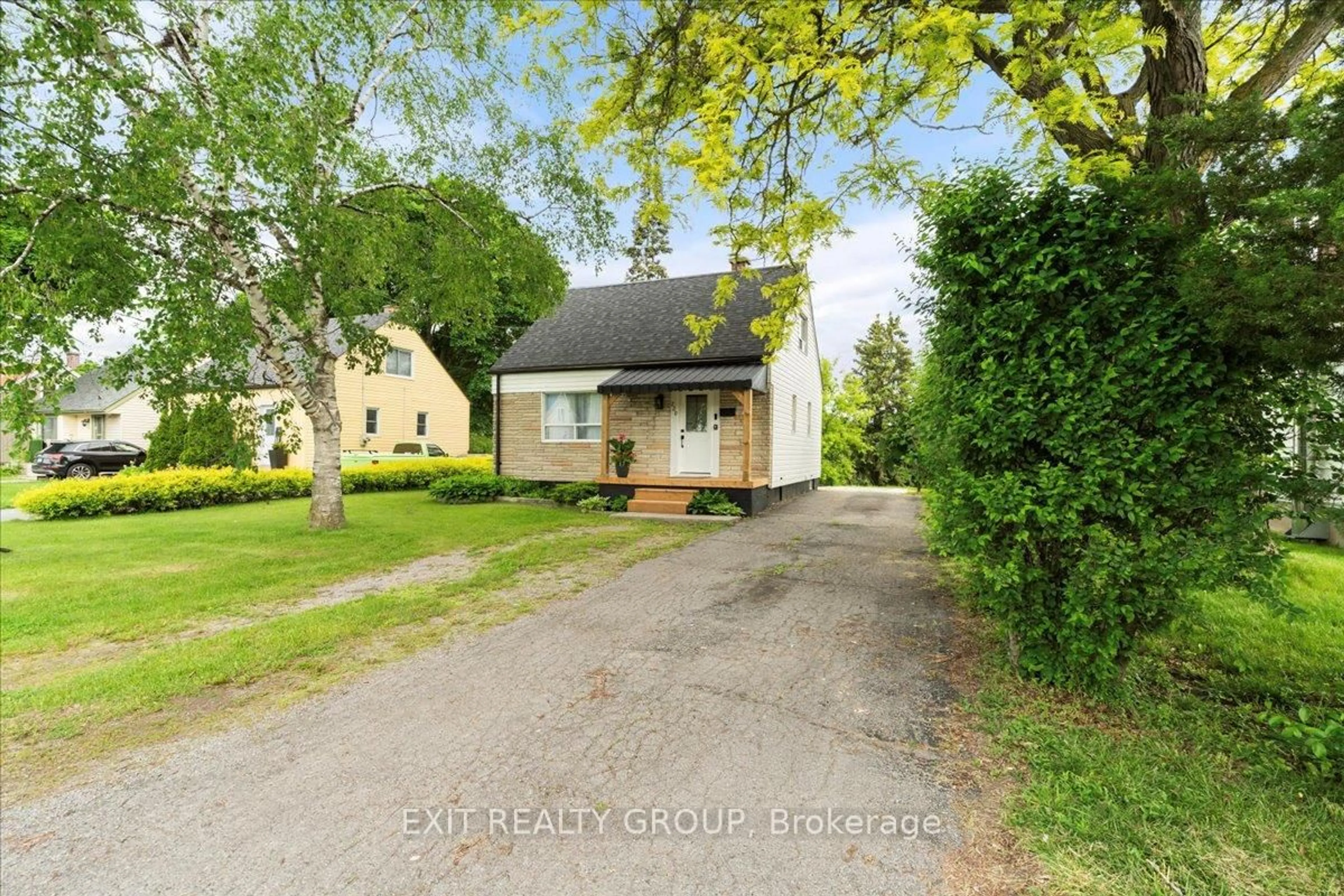 A pic from outside/outdoor area/front of a property/back of a property/a pic from drone, street for 220 Pine St, Belleville Ontario K8N 2N4