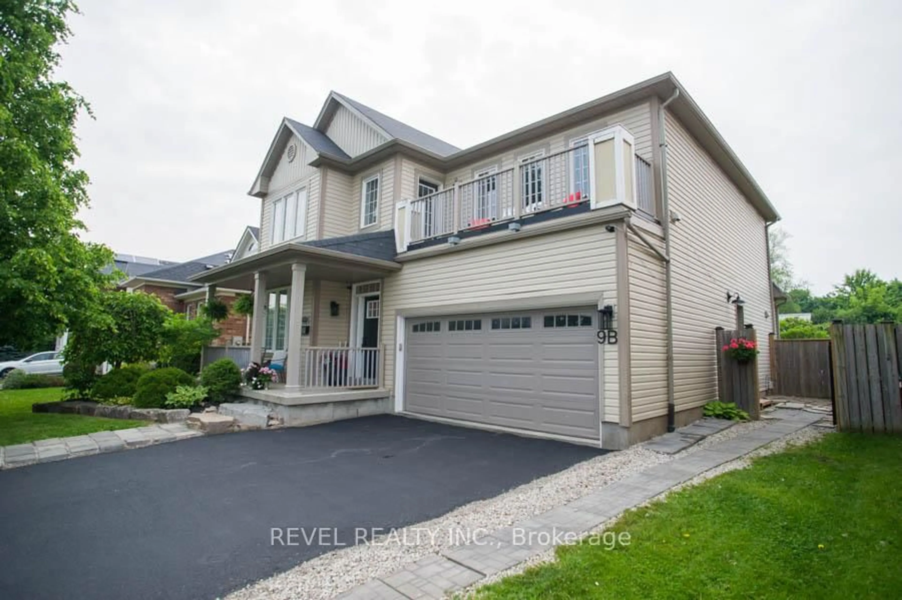Home with vinyl exterior material, street for 9 Waldie Cres, Brantford Ontario N3T 0B7