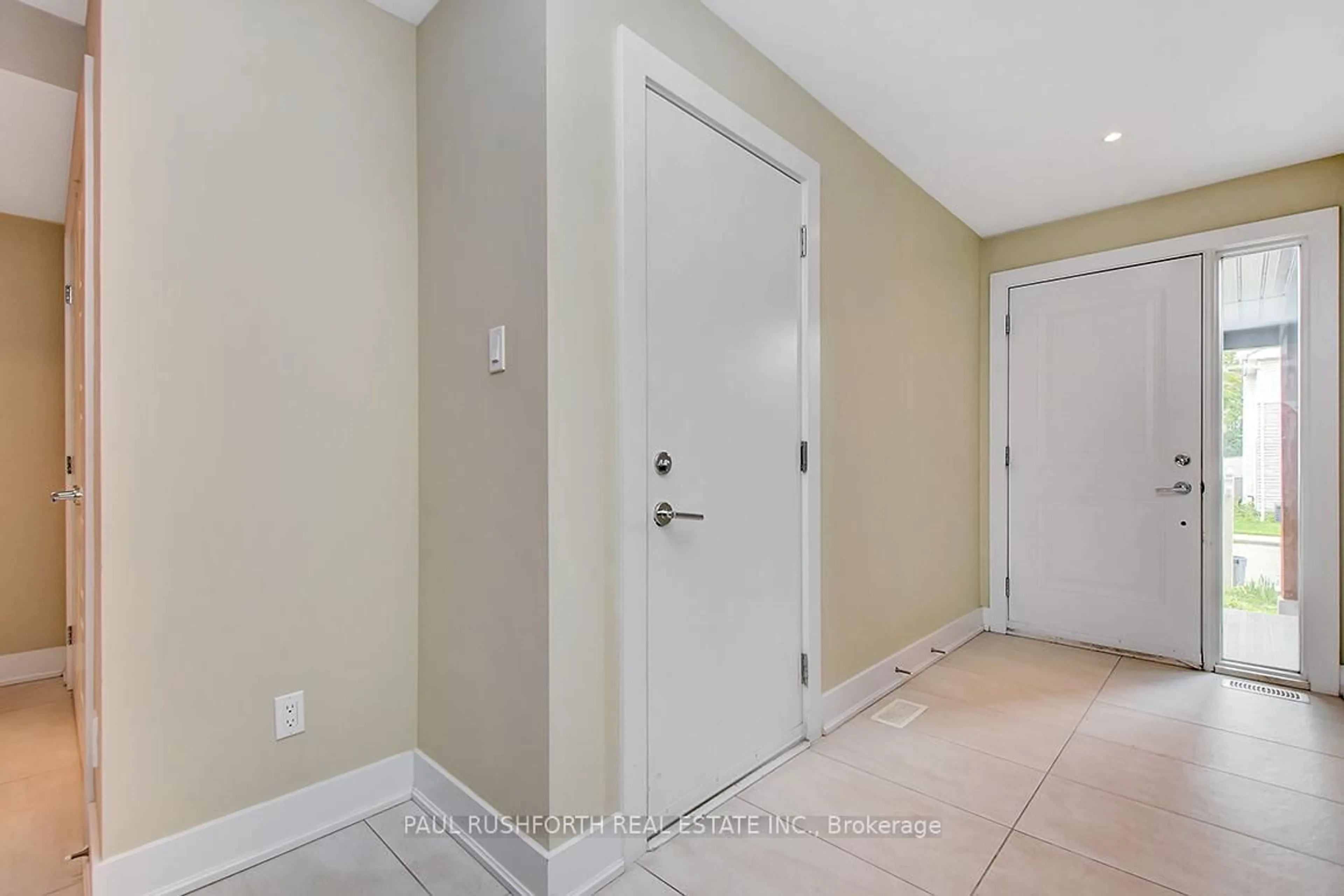 Indoor entryway for 41 Commanda Way, Ottawa Ontario K1M 1G1