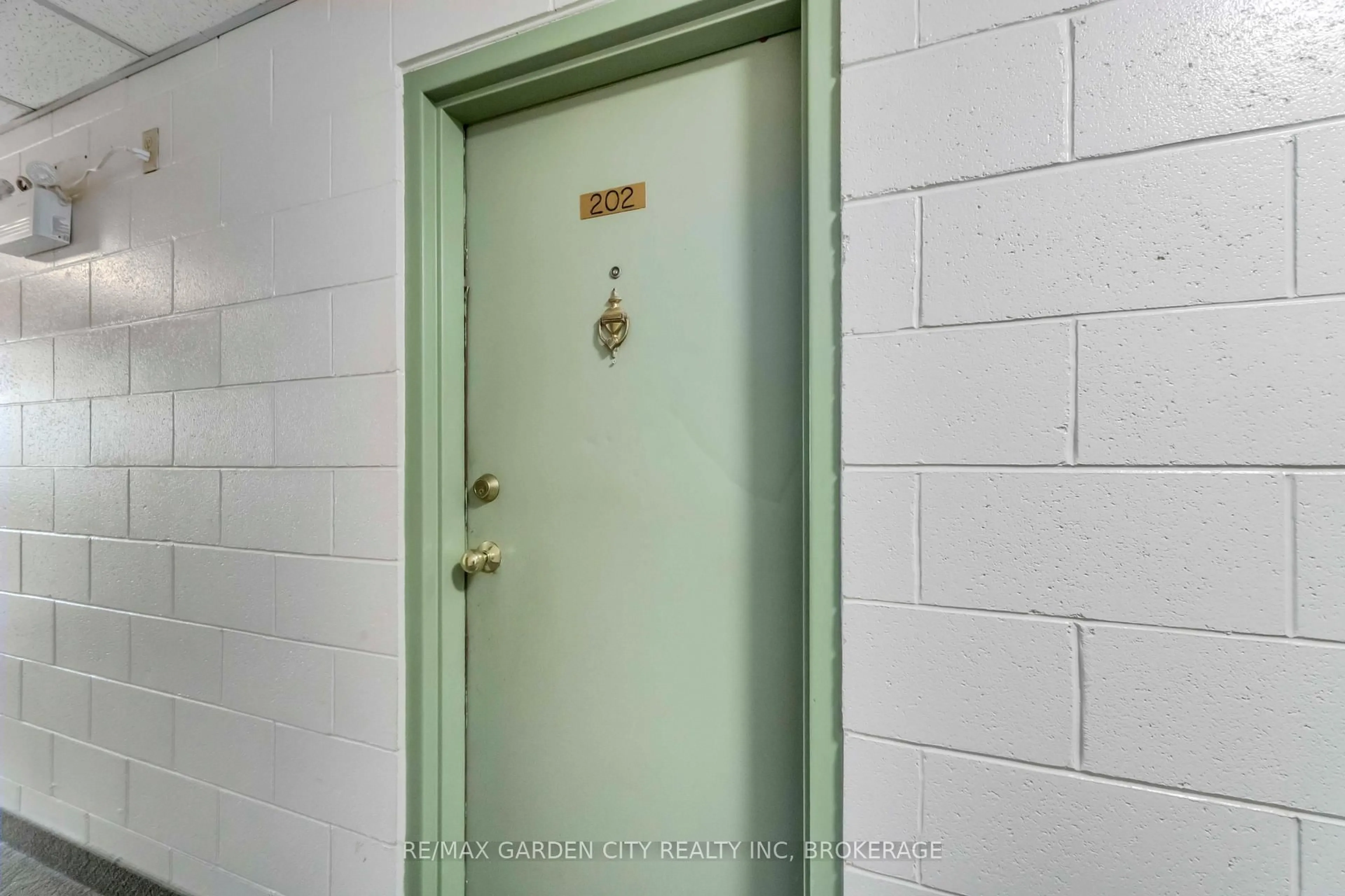 Indoor entryway for 4692 Crysler Ave #202, Niagara Falls Ontario L2E 3V8