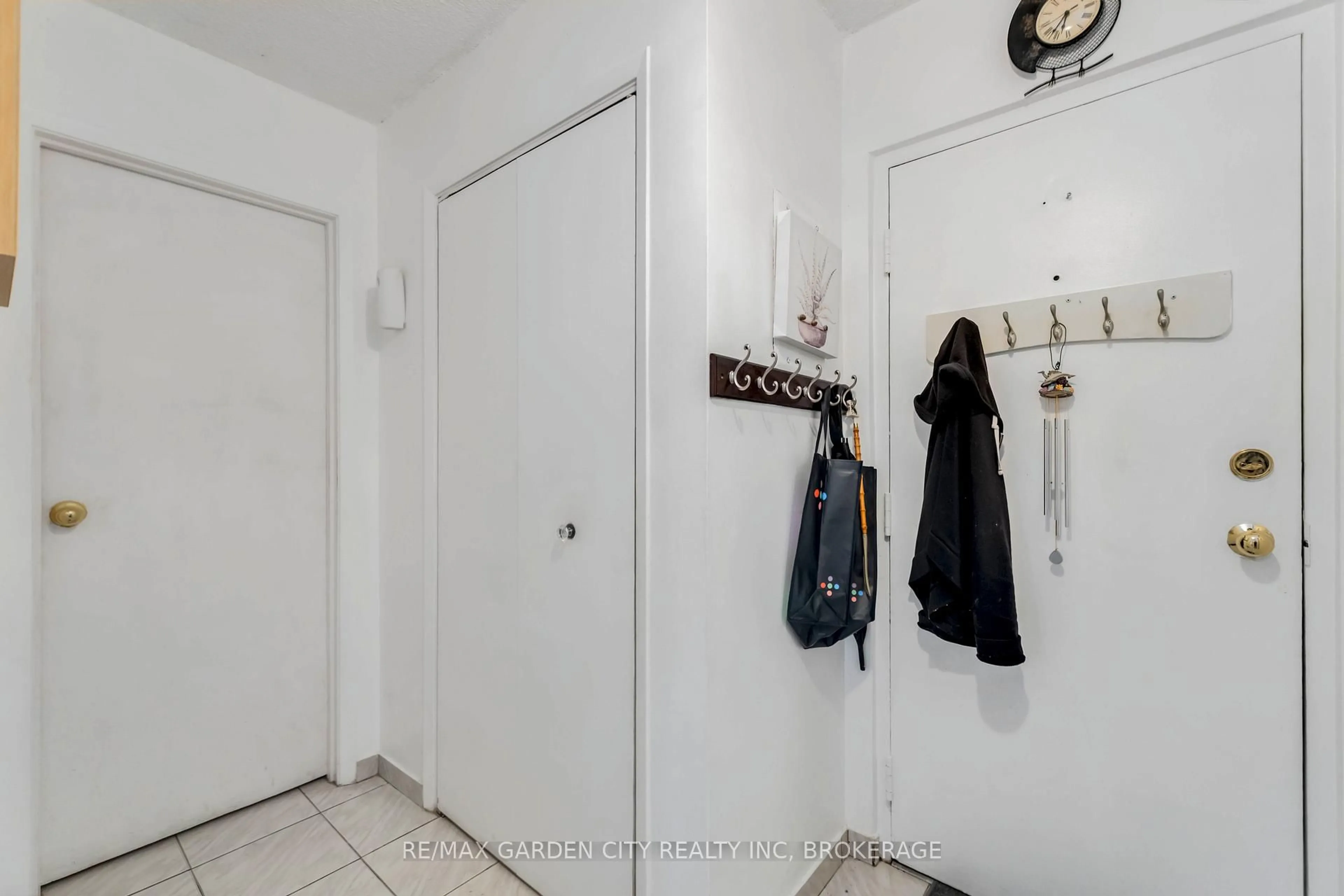 Indoor entryway for 4692 Crysler Ave #202, Niagara Falls Ontario L2E 3V8
