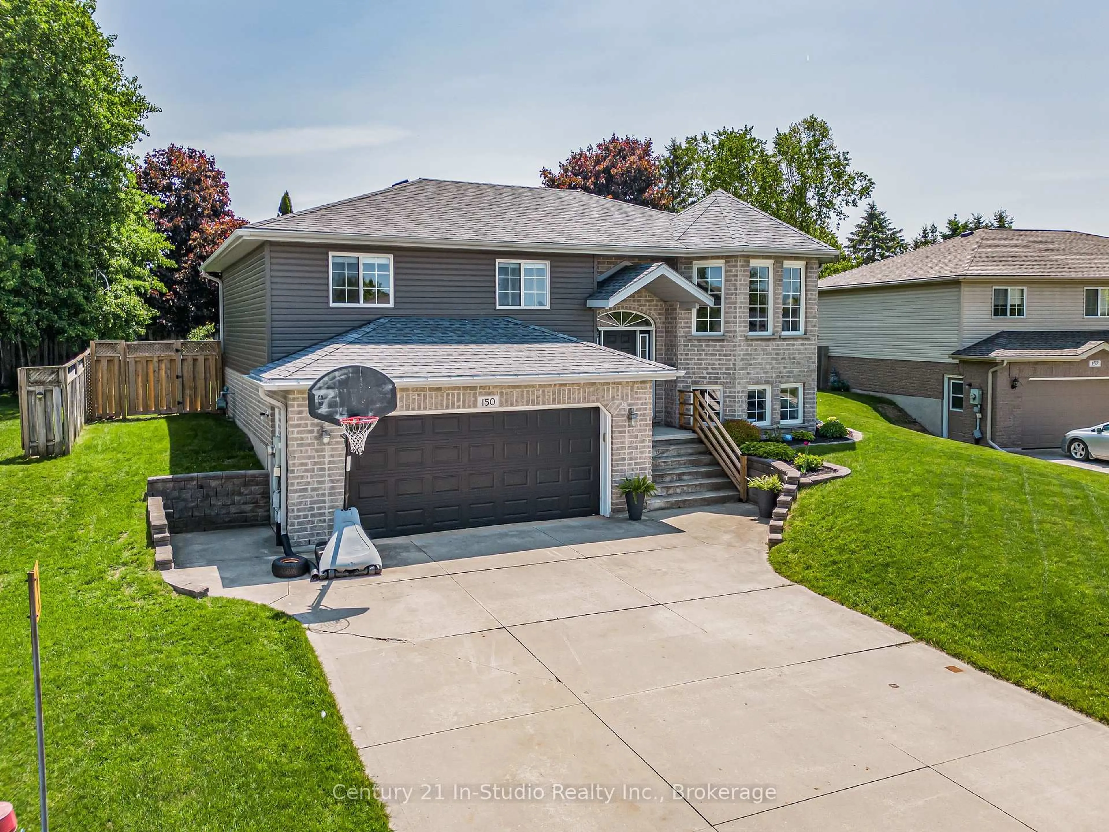 A pic from outside/outdoor area/front of a property/back of a property/a pic from drone, street for 150 16th Avenue Cres, Hanover Ontario N4N 3V3