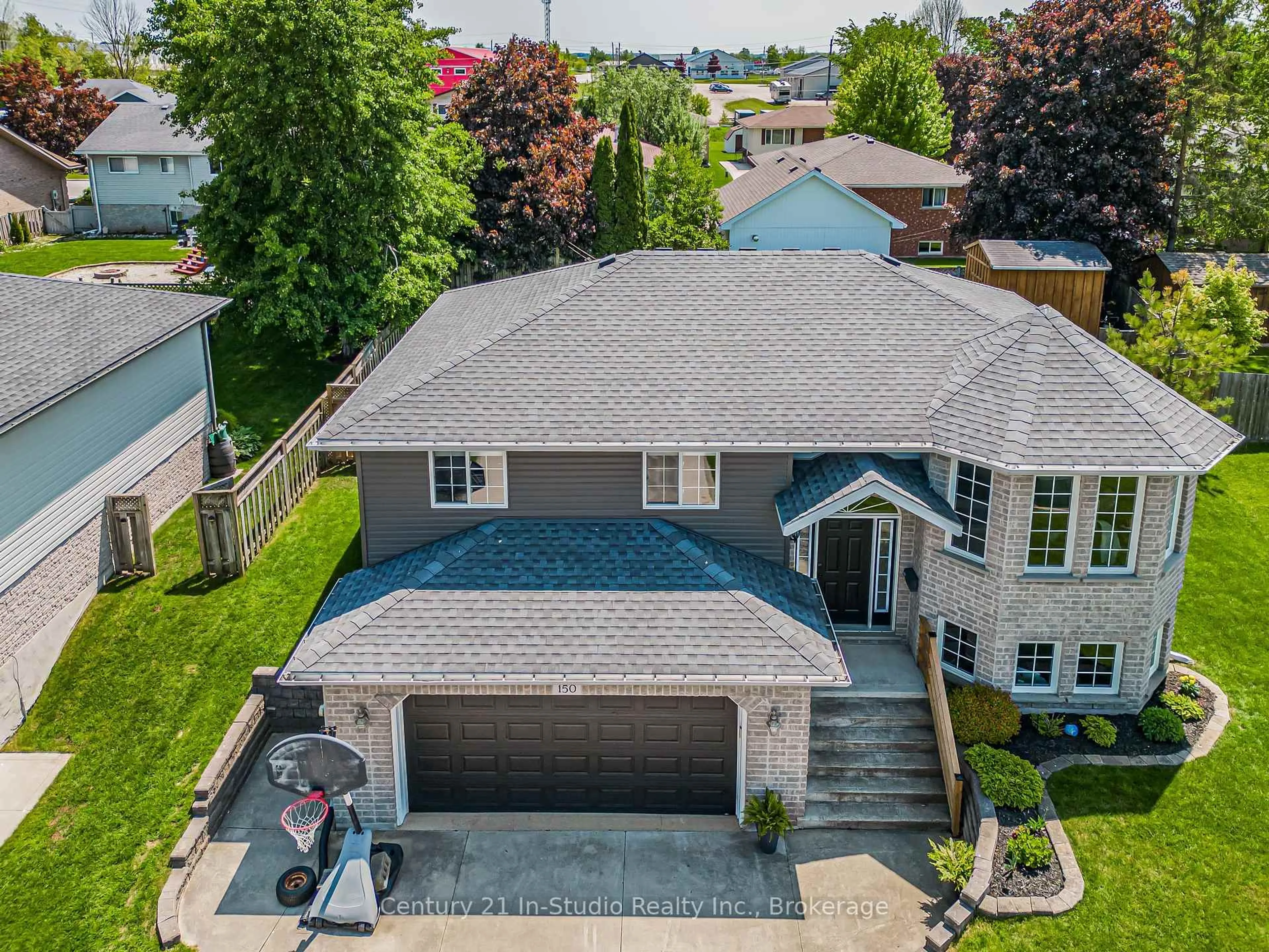 A pic from outside/outdoor area/front of a property/back of a property/a pic from drone, street for 150 16th Avenue Cres, Hanover Ontario N4N 3V3