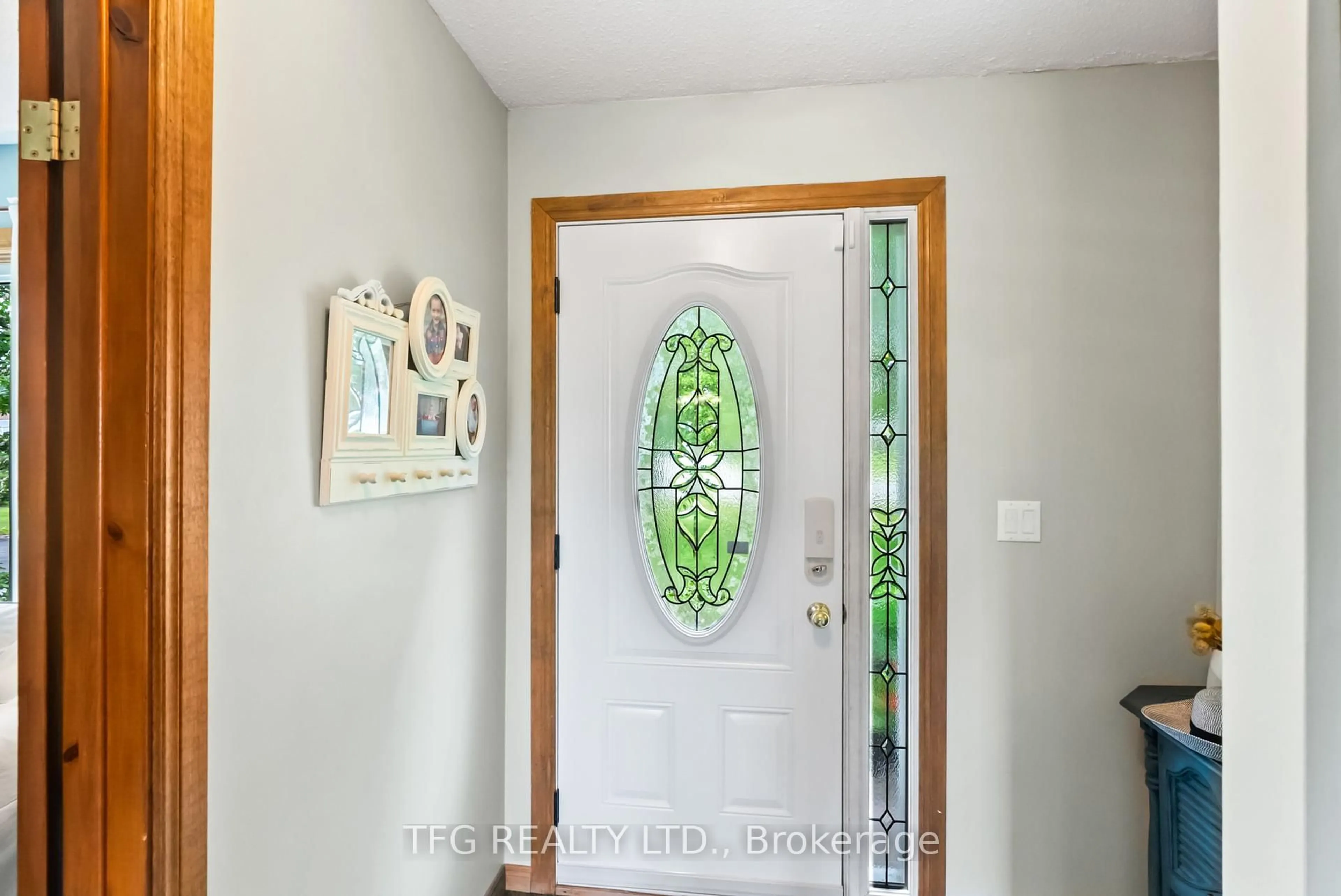 Indoor entryway for 227 Corbett Dr, Kawartha Lakes Ontario L0A 1K0