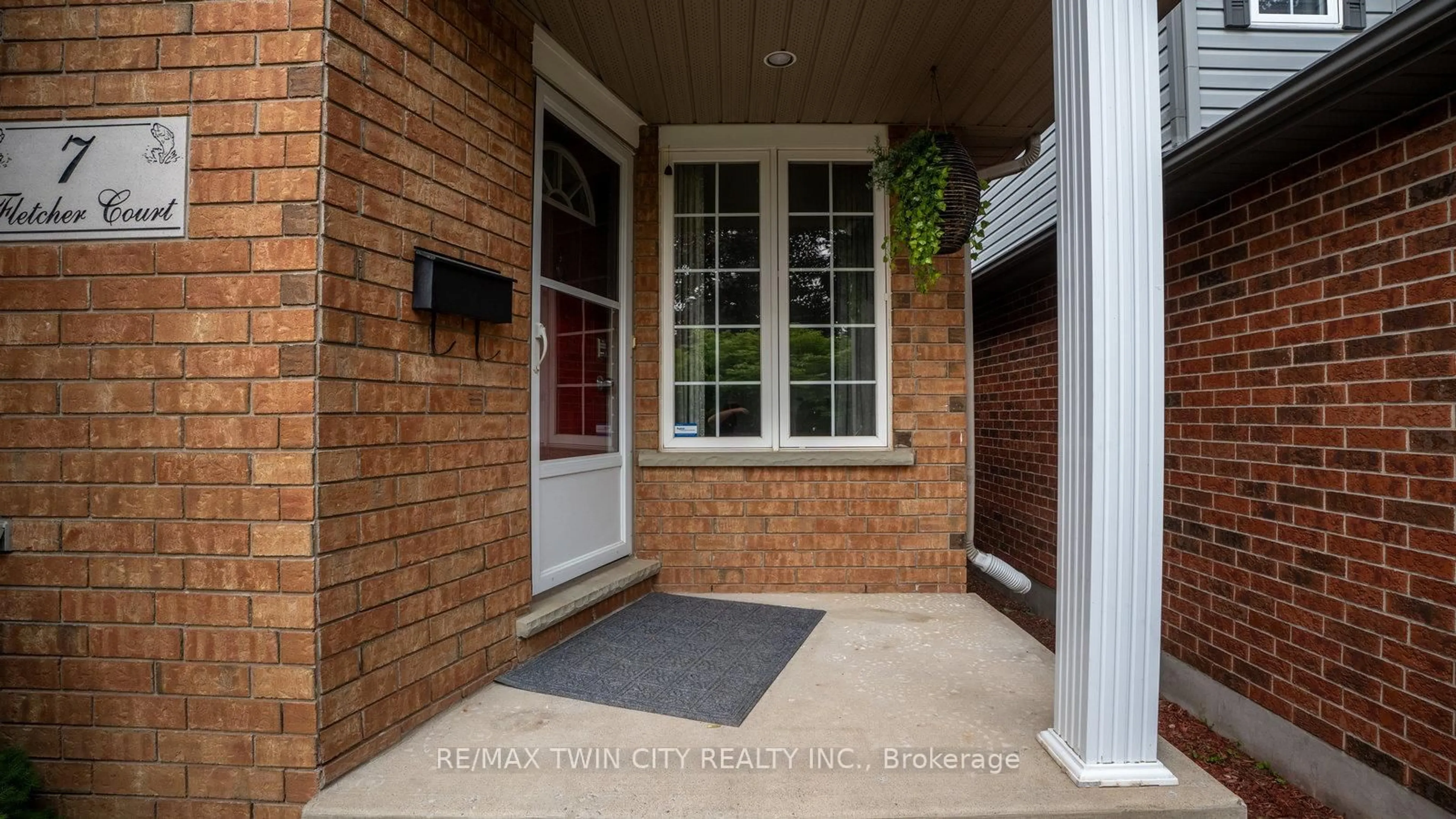 Indoor entryway for 7 Fletcher Crt, Guelph Ontario N1E 7G8