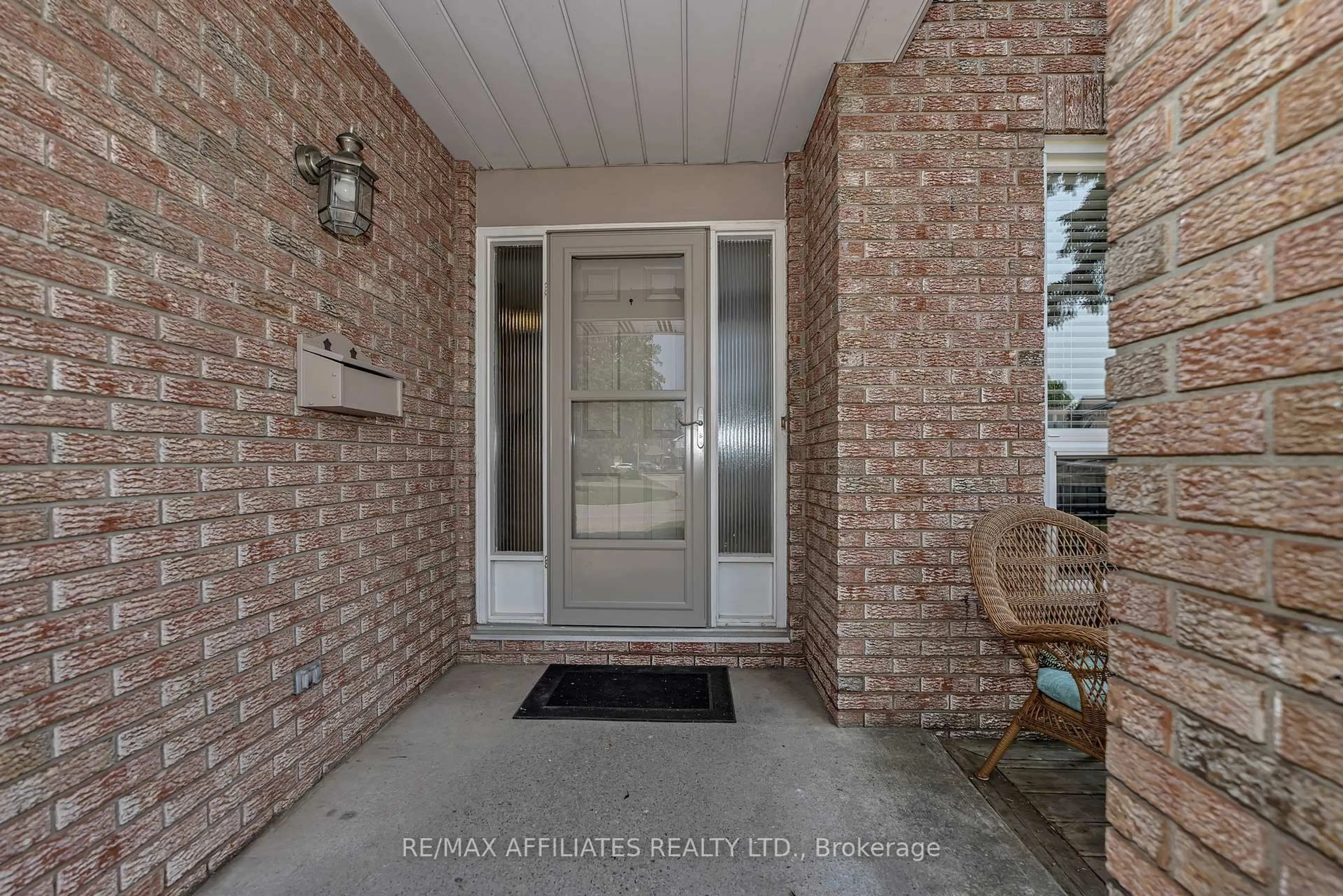 Indoor entryway for 1138 STE AGATHE Park, Ottawa Ontario K1C 2B5
