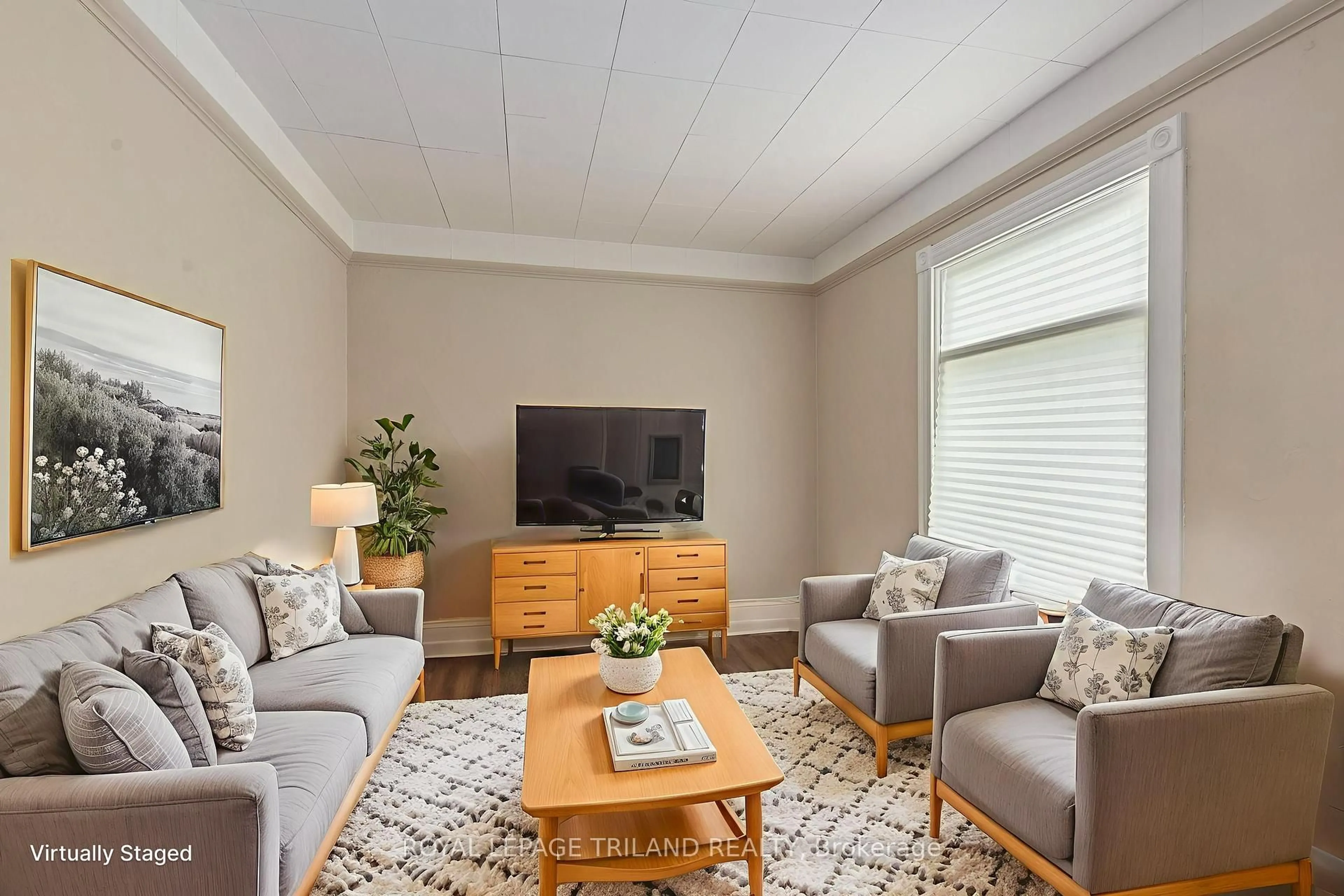Living room with furniture, wood/laminate floor for 26 Kensington Ave, London North Ontario N6H 1C2