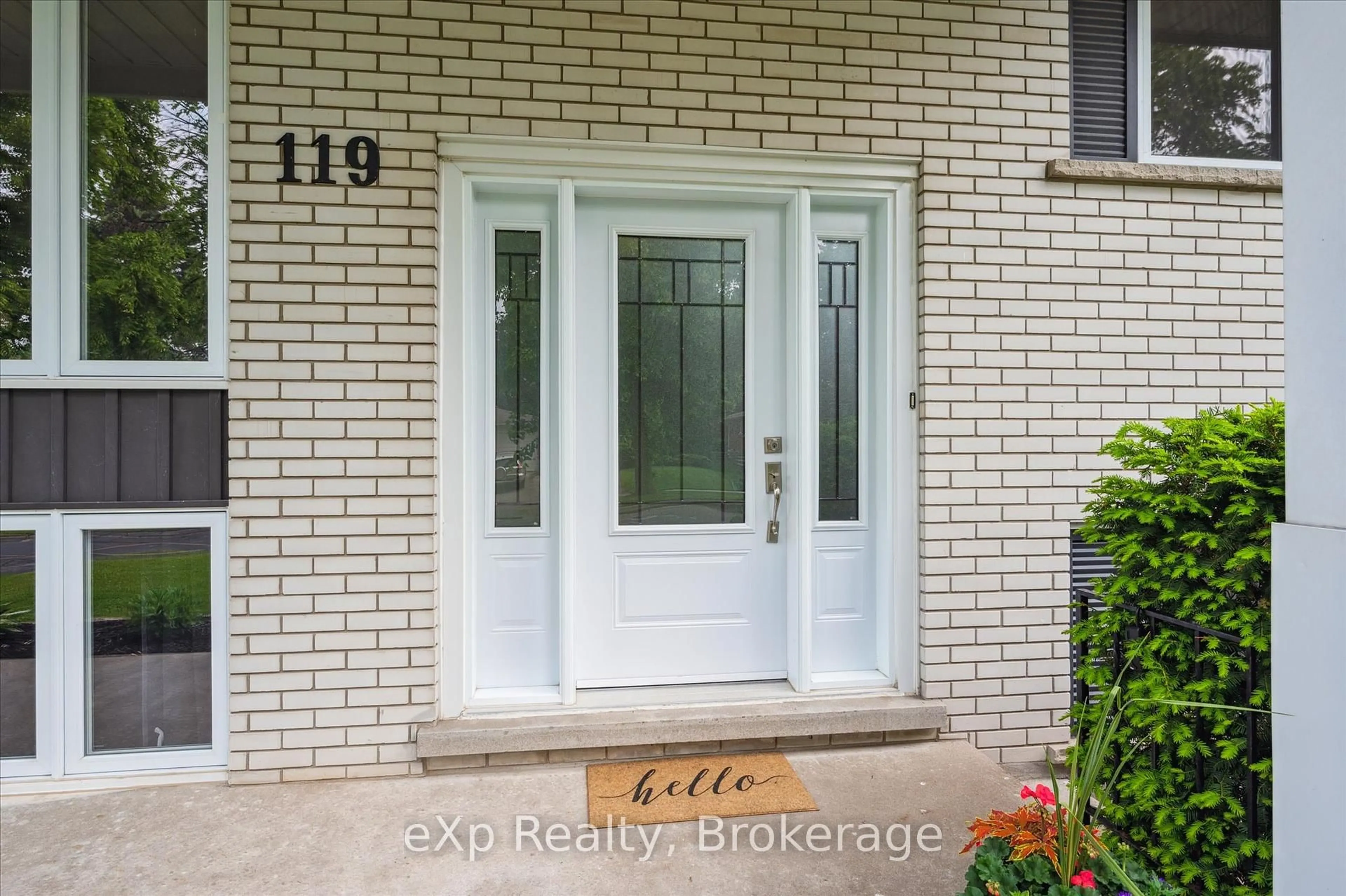 Indoor entryway for 119 Gibson Dr, Kitchener Ontario N2B 2P7