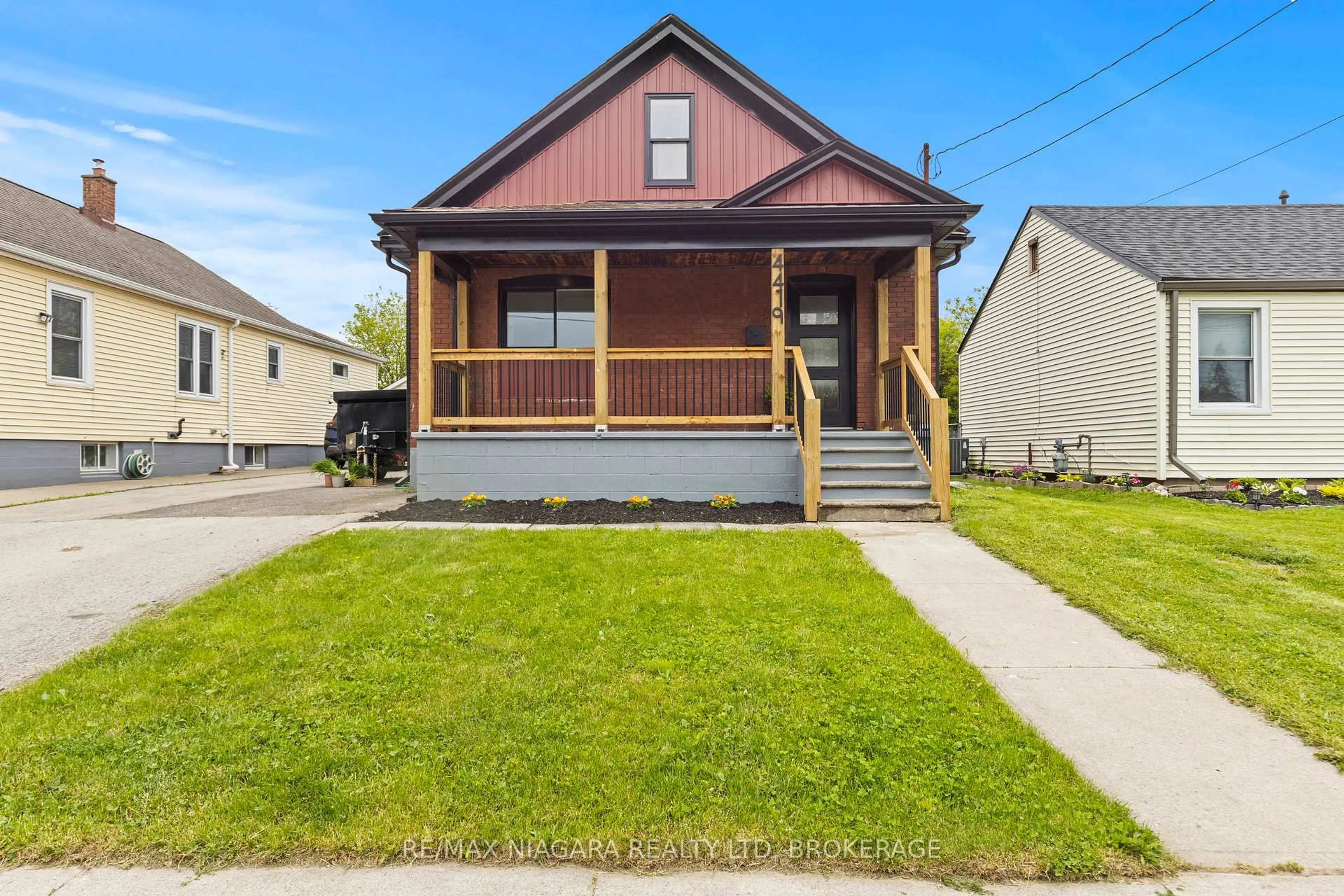 Home with vinyl exterior material, street for 4419 Fifth Ave, Niagara Falls Ontario L2E 4R3