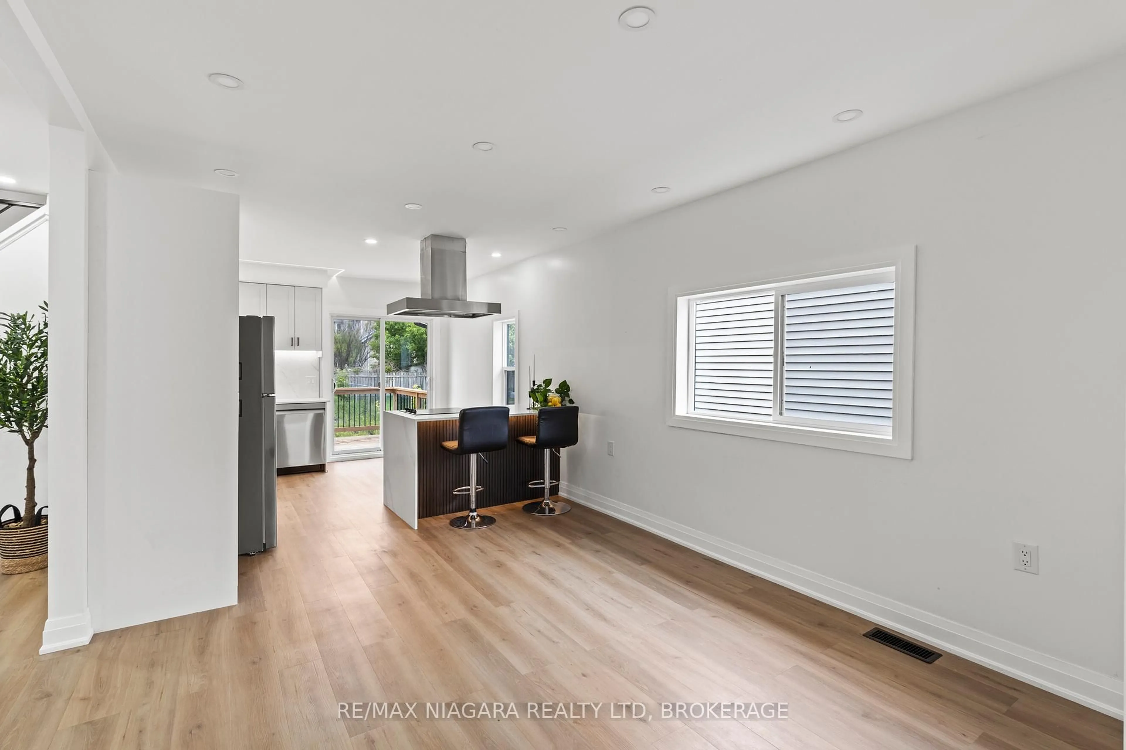 Open concept kitchen, unknown for 4419 Fifth Ave, Niagara Falls Ontario L2E 4R3