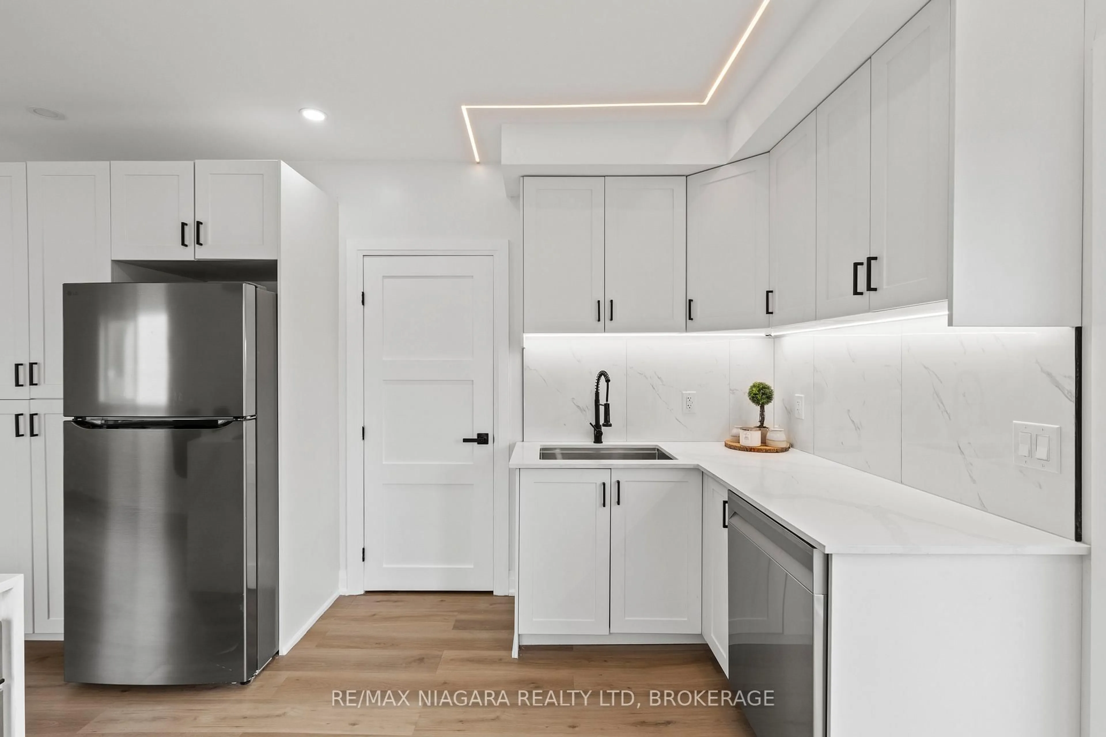 Open concept kitchen, unknown for 4419 Fifth Ave, Niagara Falls Ontario L2E 4R3