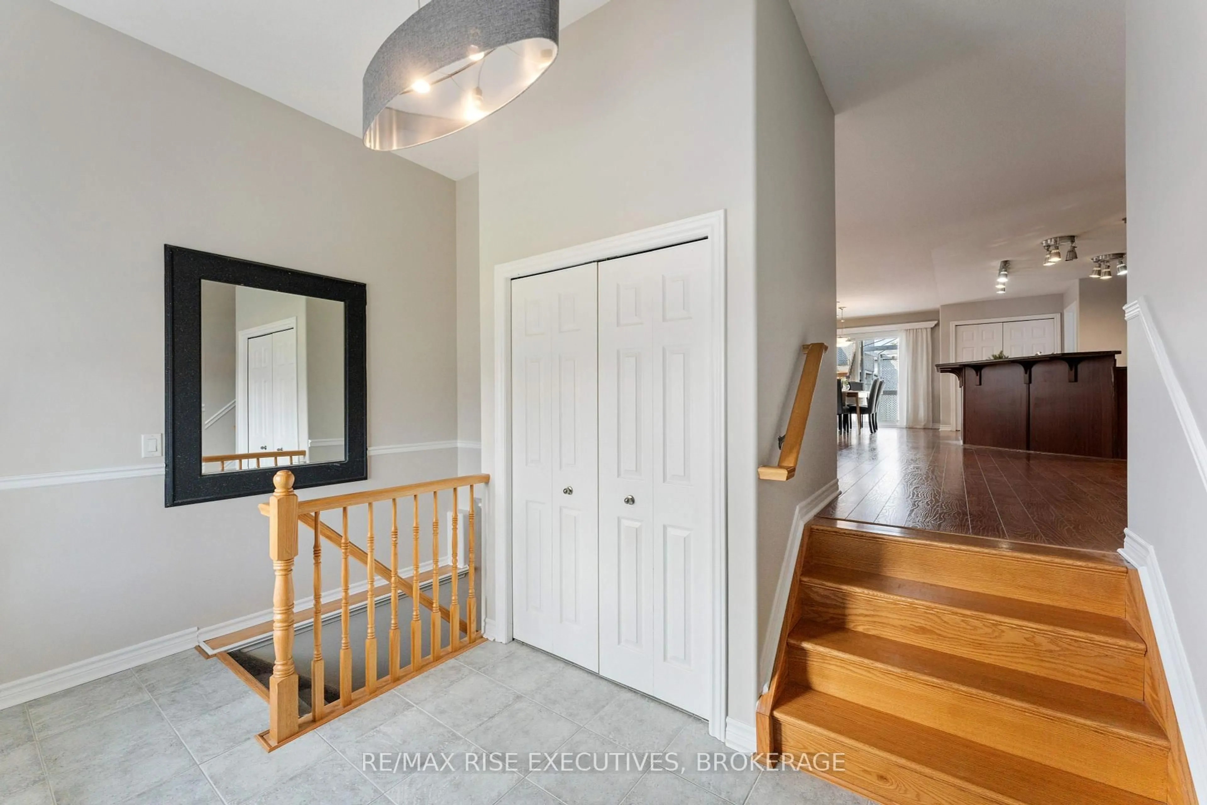 Indoor entryway for 138 Speers Blvd, Loyalist Ontario K7N 1Y7