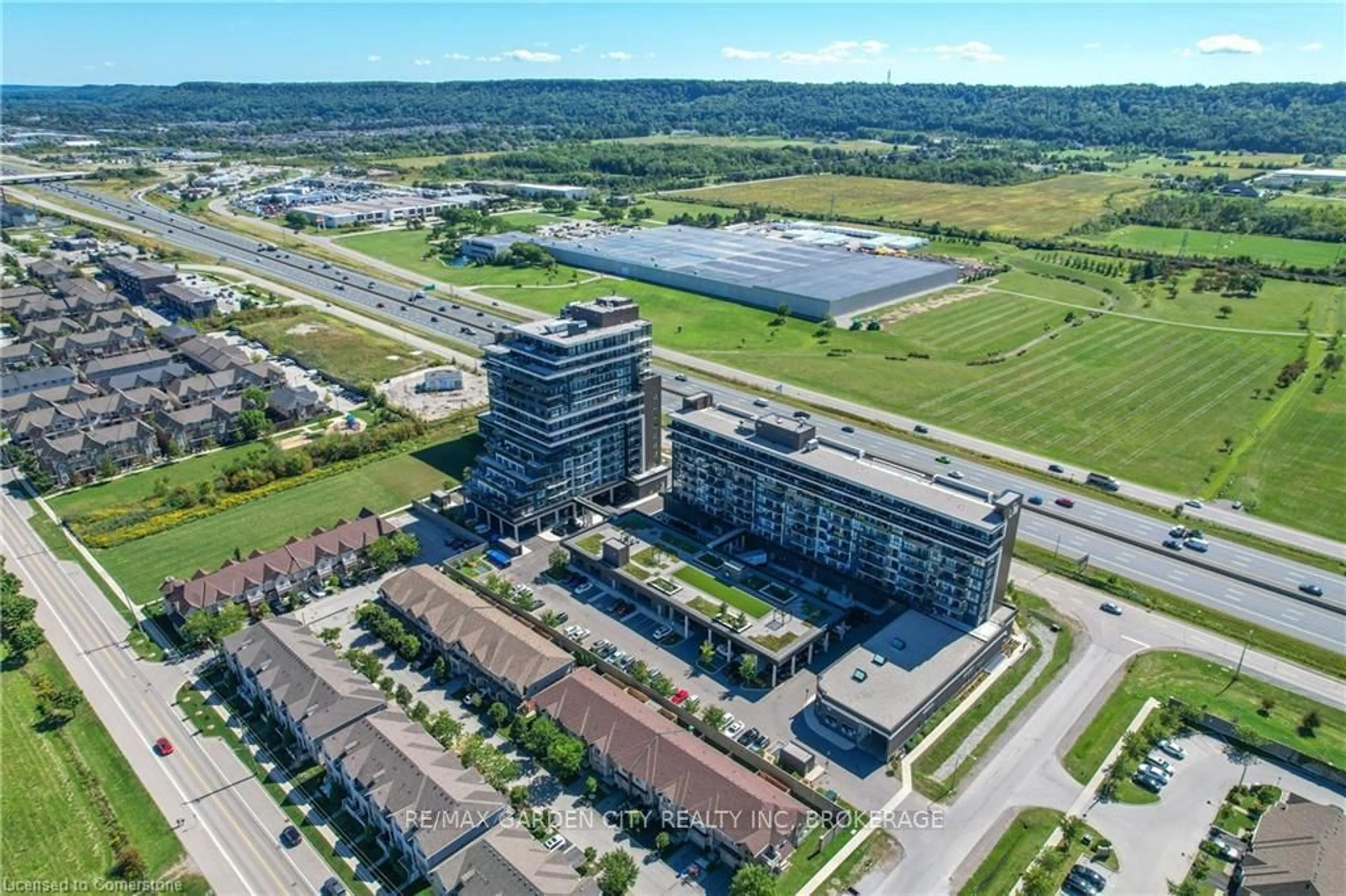 A pic from outside/outdoor area/front of a property/back of a property/a pic from drone, building for 560 North Service Rd #304, Grimsby Ontario L3M 4E8