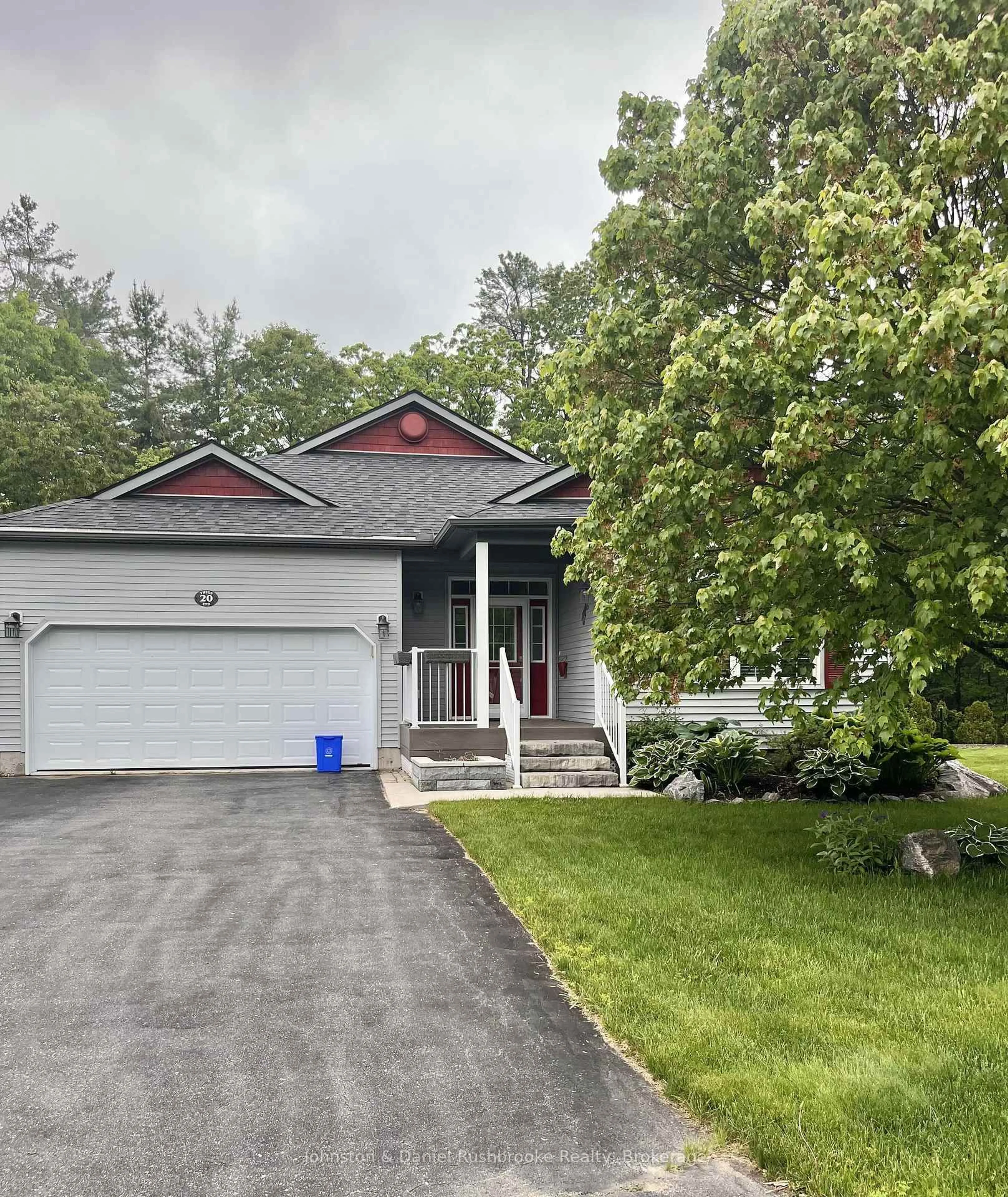 Home with vinyl exterior material, street for 20 Twig's End, Gravenhurst Ontario P1P 1L3