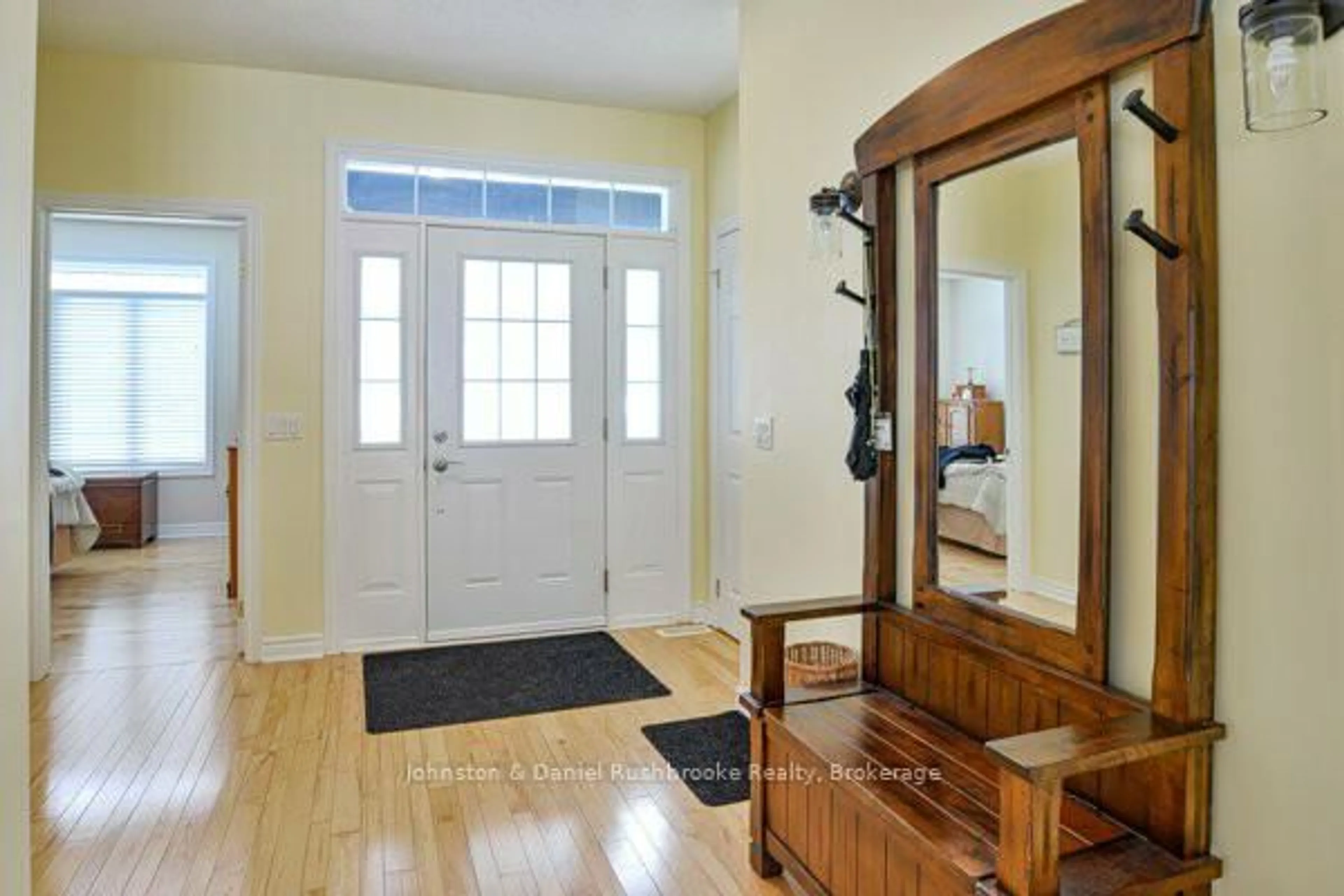 Indoor entryway for 20 Twig's End, Gravenhurst Ontario P1P 1L3