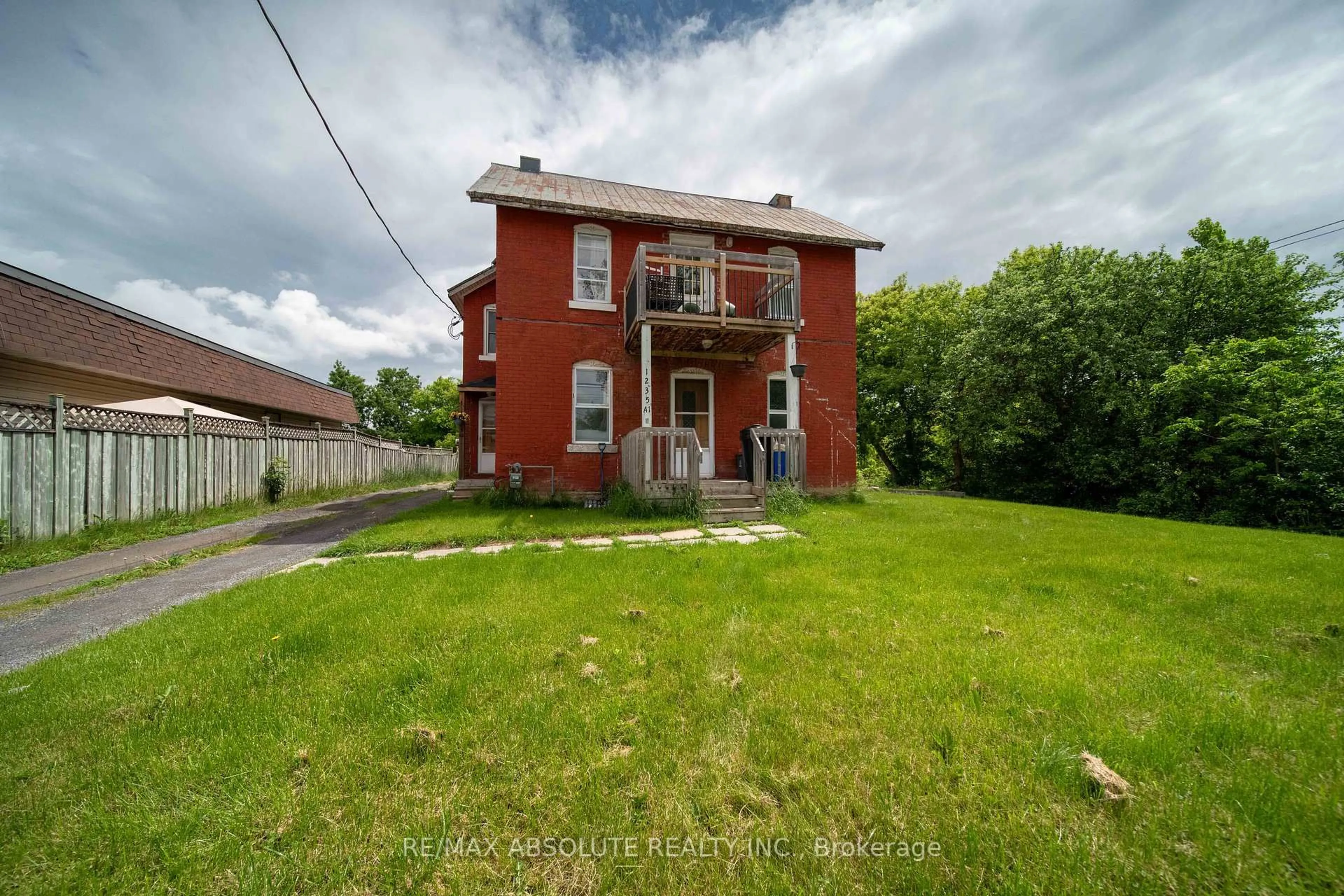 A pic from outside/outdoor area/front of a property/back of a property/a pic from drone, building for 1235 Ste Marie St, Russell Ontario K0A 1W0
