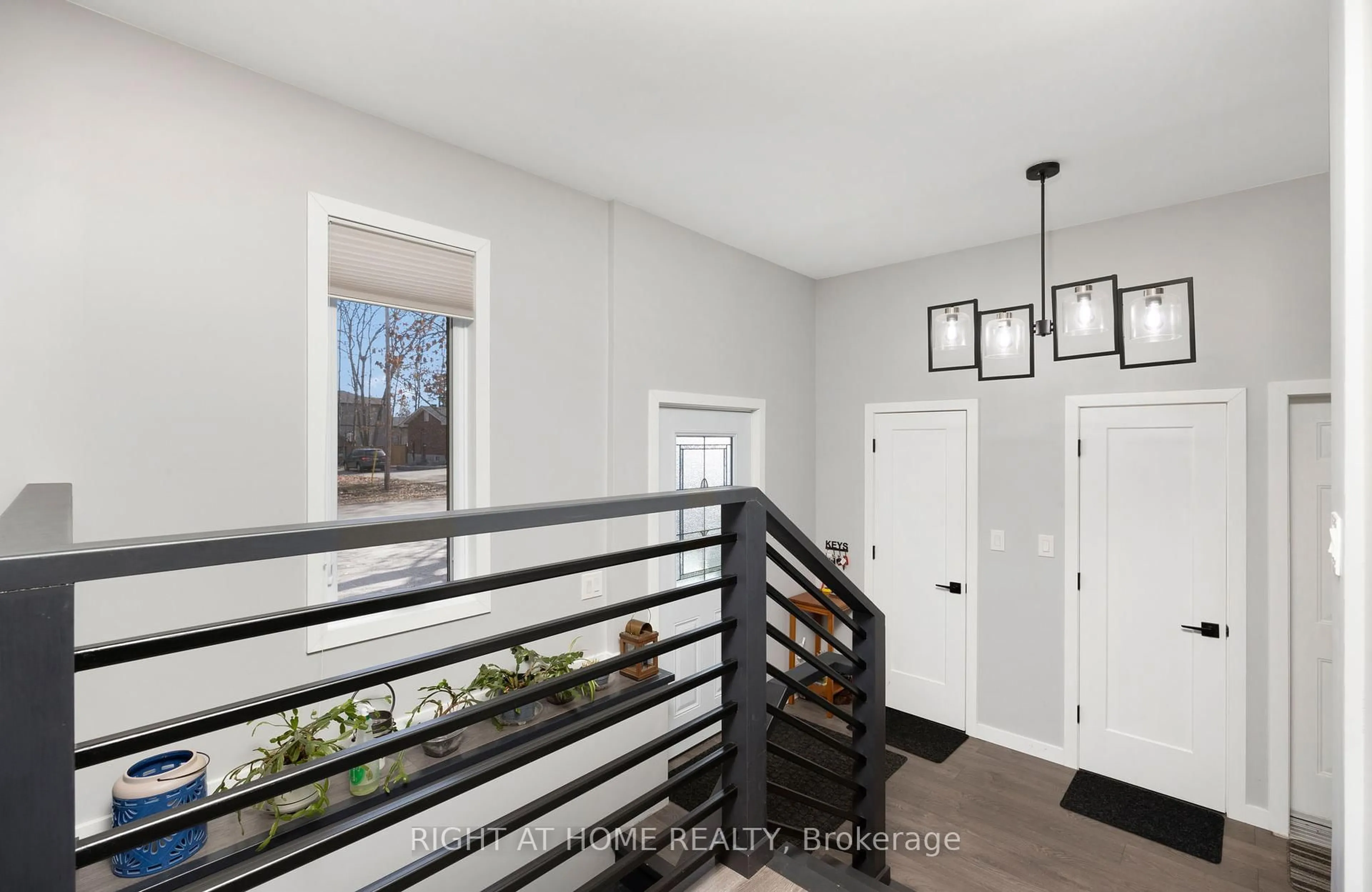 Indoor entryway for 215 Wellington St, Gravenhurst Ontario P1P 1B2