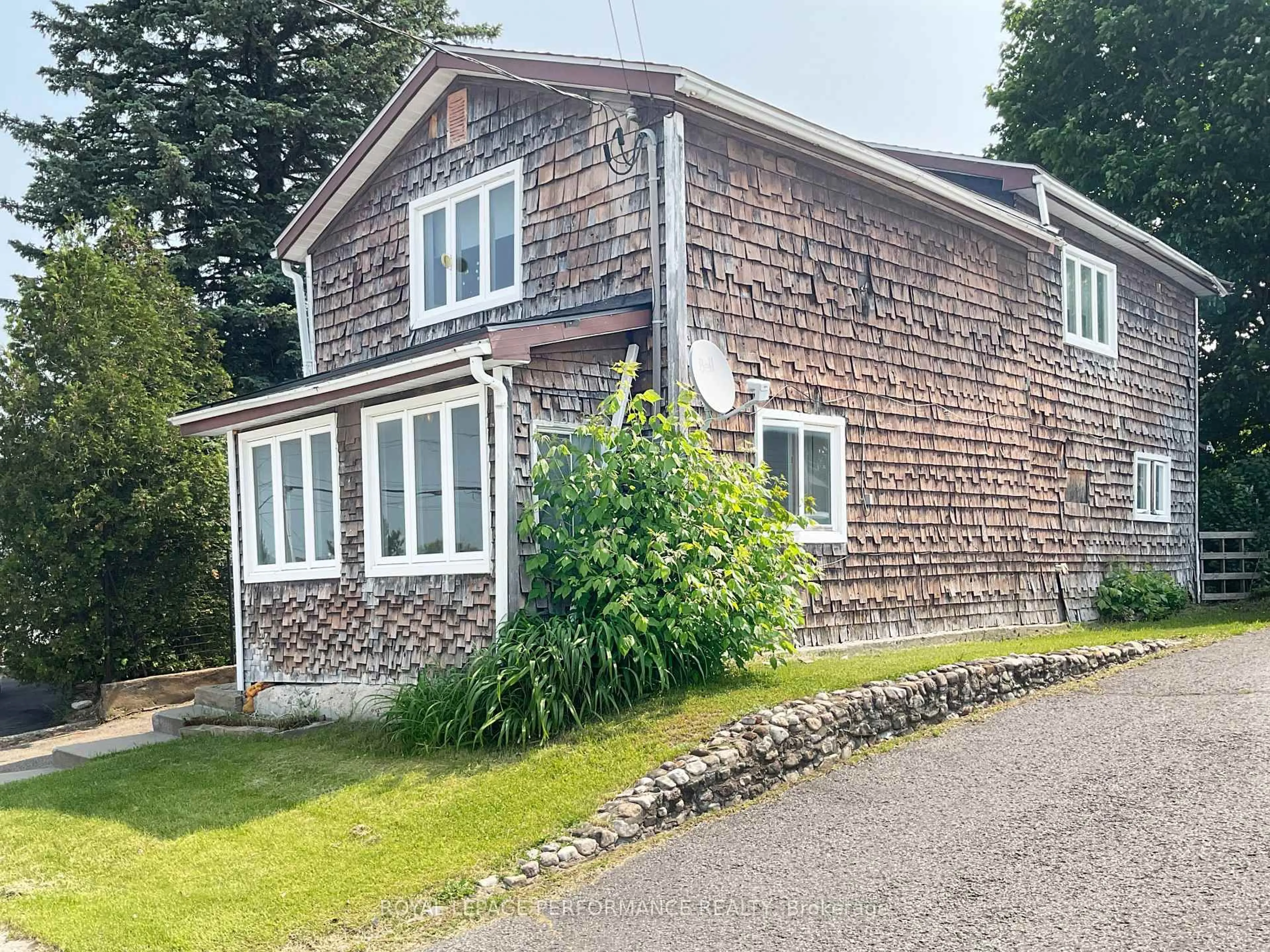A pic from outside/outdoor area/front of a property/back of a property/a pic from drone, building for 427 Catherine St, Hawkesbury Ontario K6A 1Z8