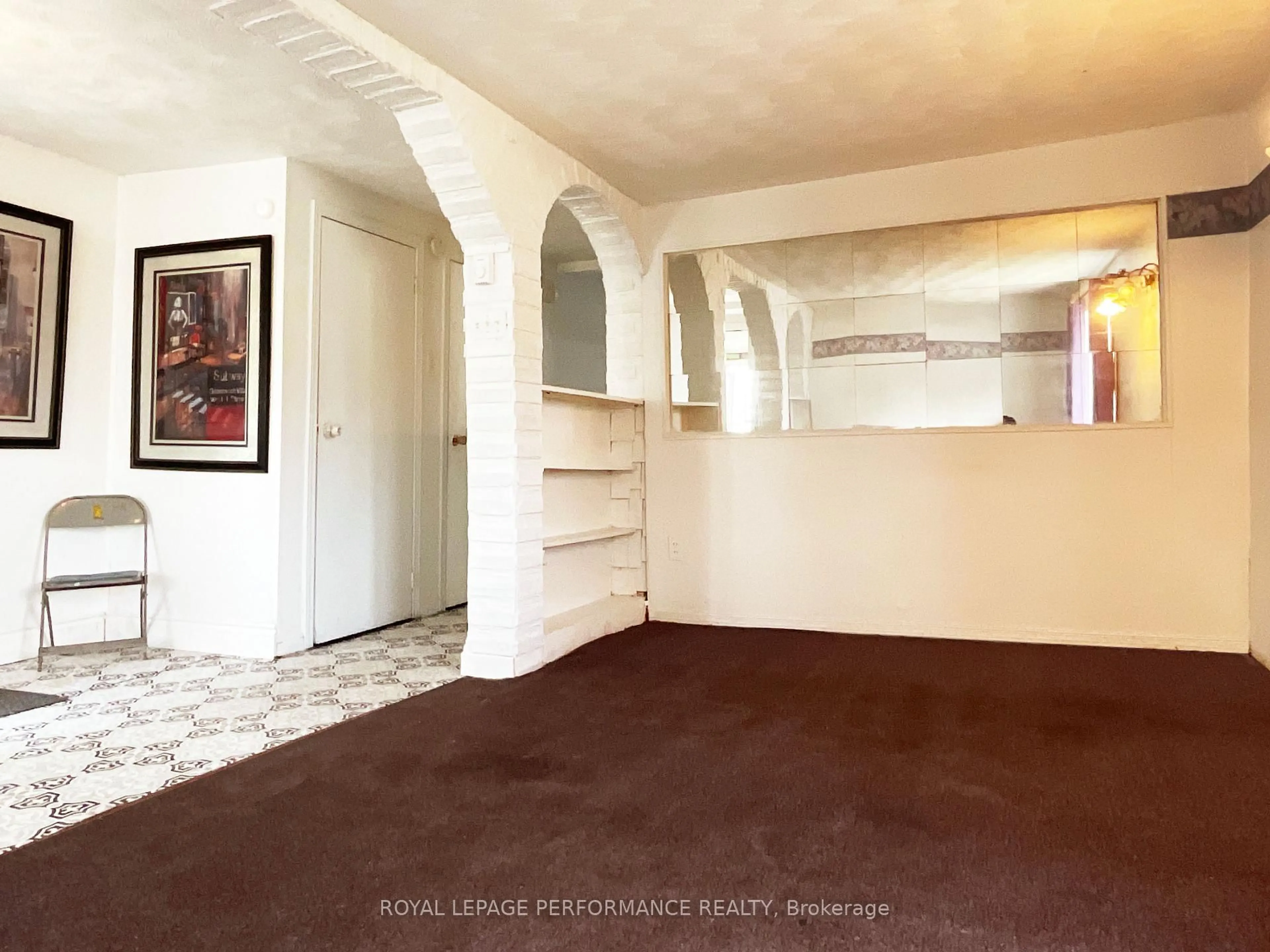 Indoor foyer for 427 Catherine St, Hawkesbury Ontario K6A 1Z8