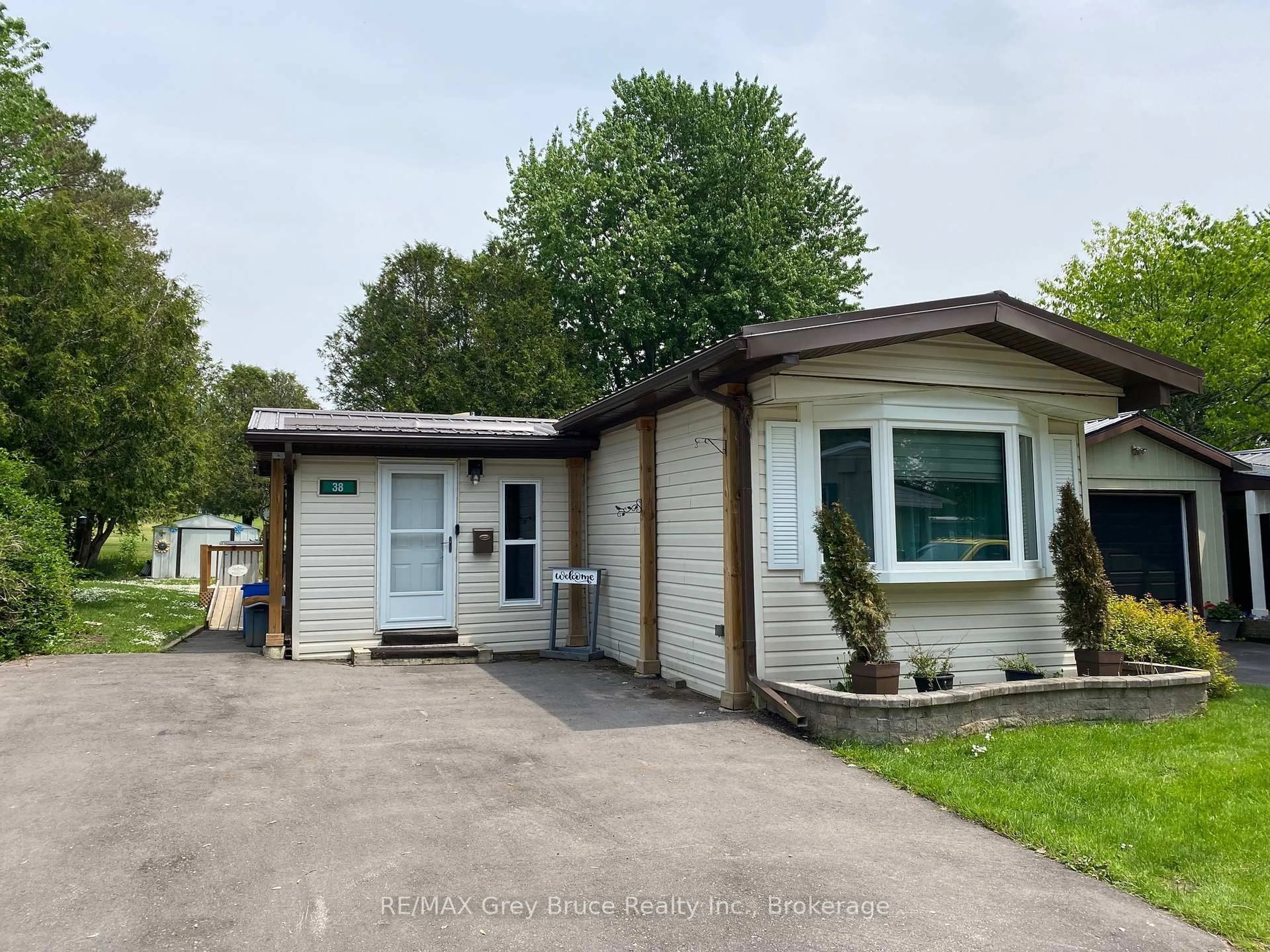 Home with vinyl exterior material, street for 38 Sussex Sq, Georgian Bluffs Ontario N4K 5N5