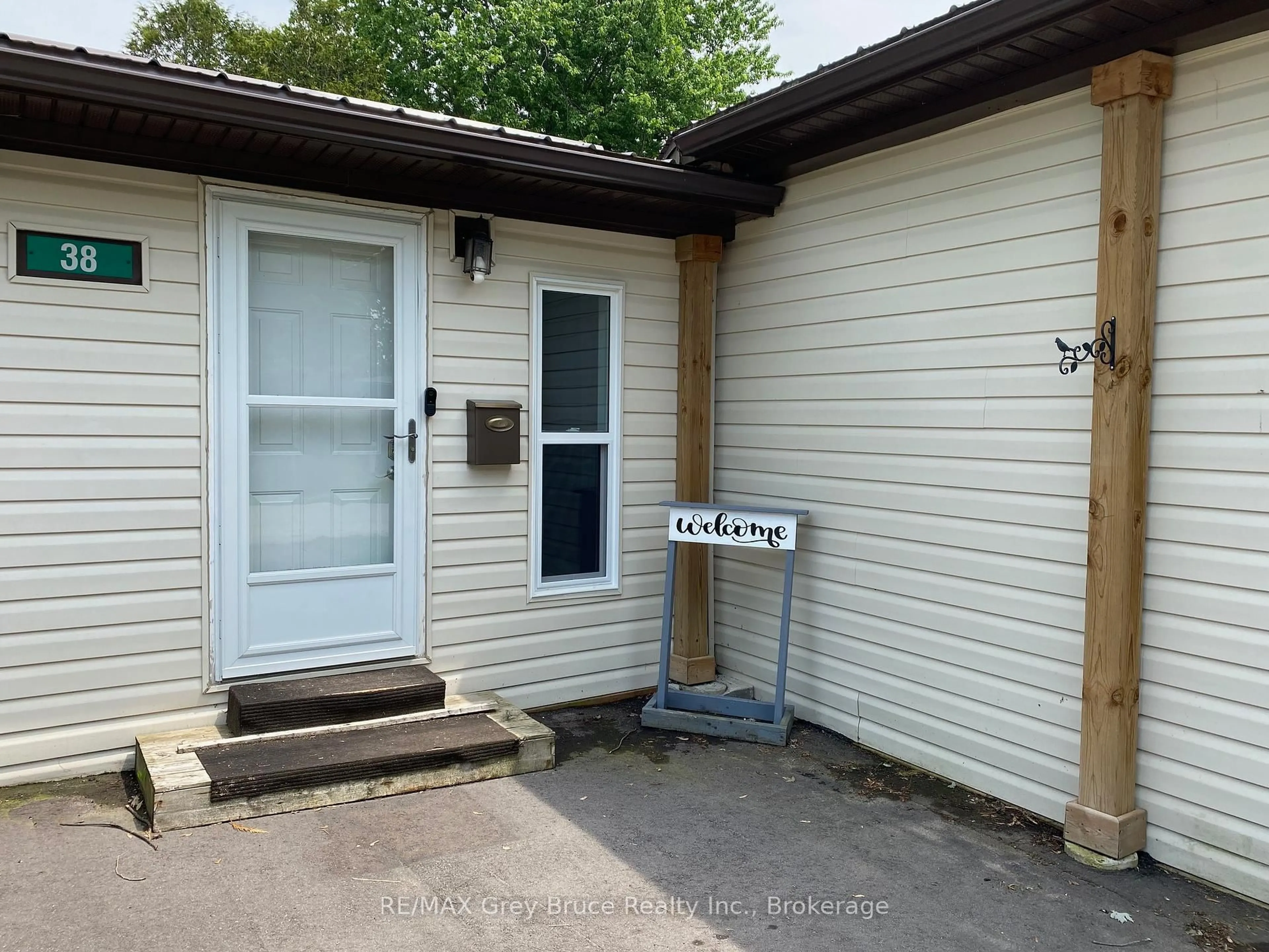 A pic from outside/outdoor area/front of a property/back of a property/a pic from drone, street for 38 Sussex Sq, Georgian Bluffs Ontario N4K 5N5
