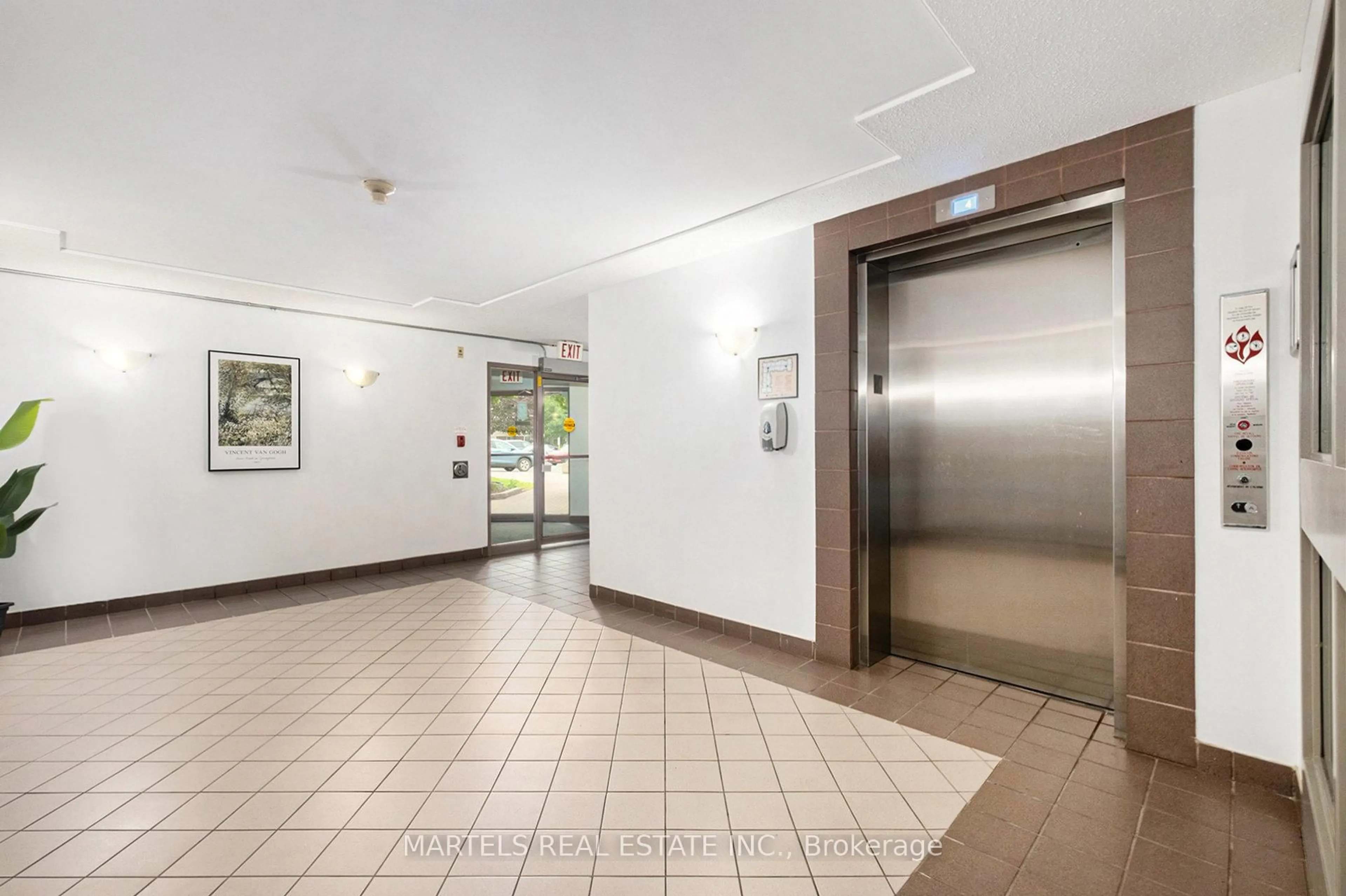 Indoor foyer for 270 Brittany Dr #216, Ottawa Ontario K1K 4M3