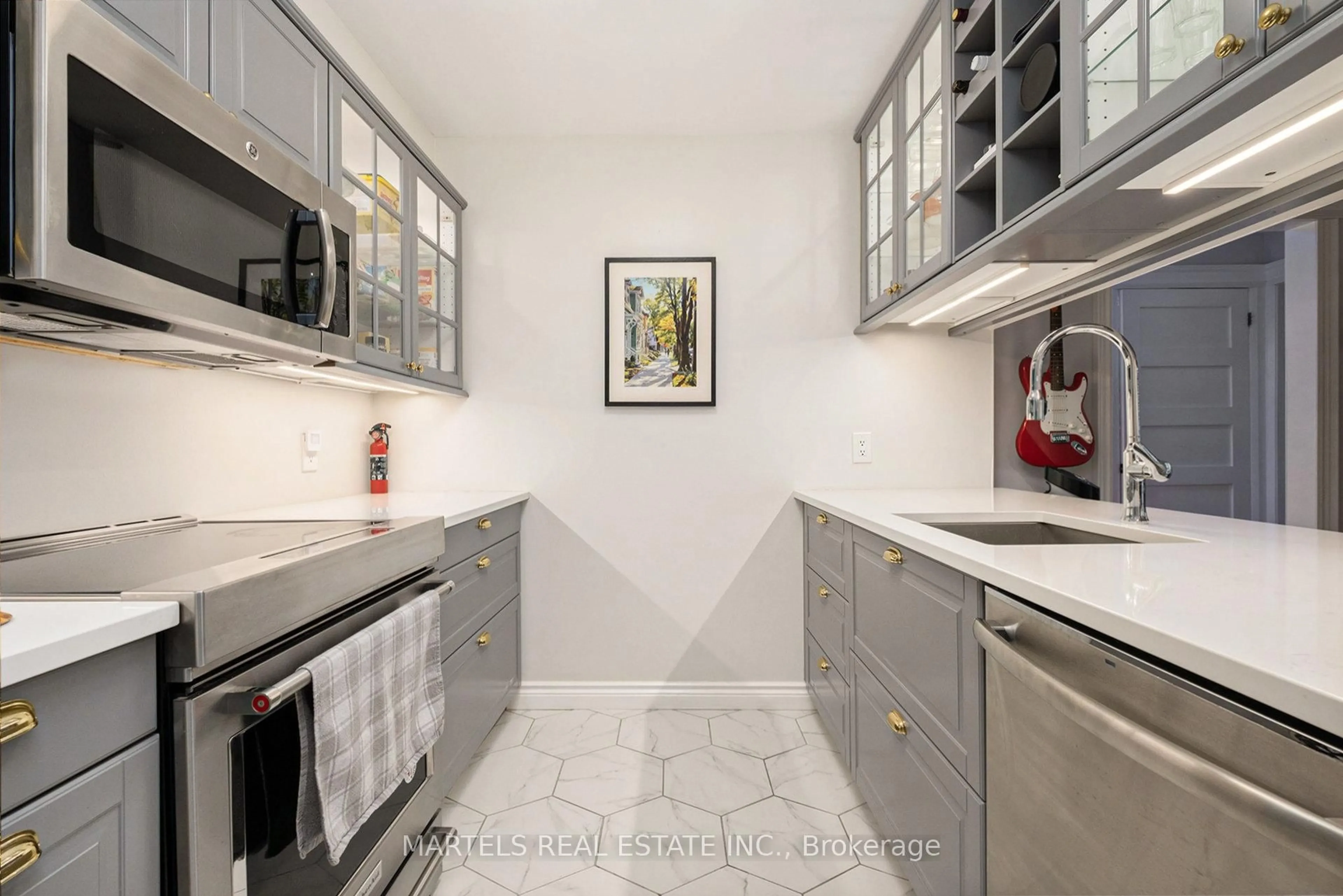 Standard kitchen, ceramic/tile floor for 270 Brittany Dr #216, Ottawa Ontario K1K 4M3