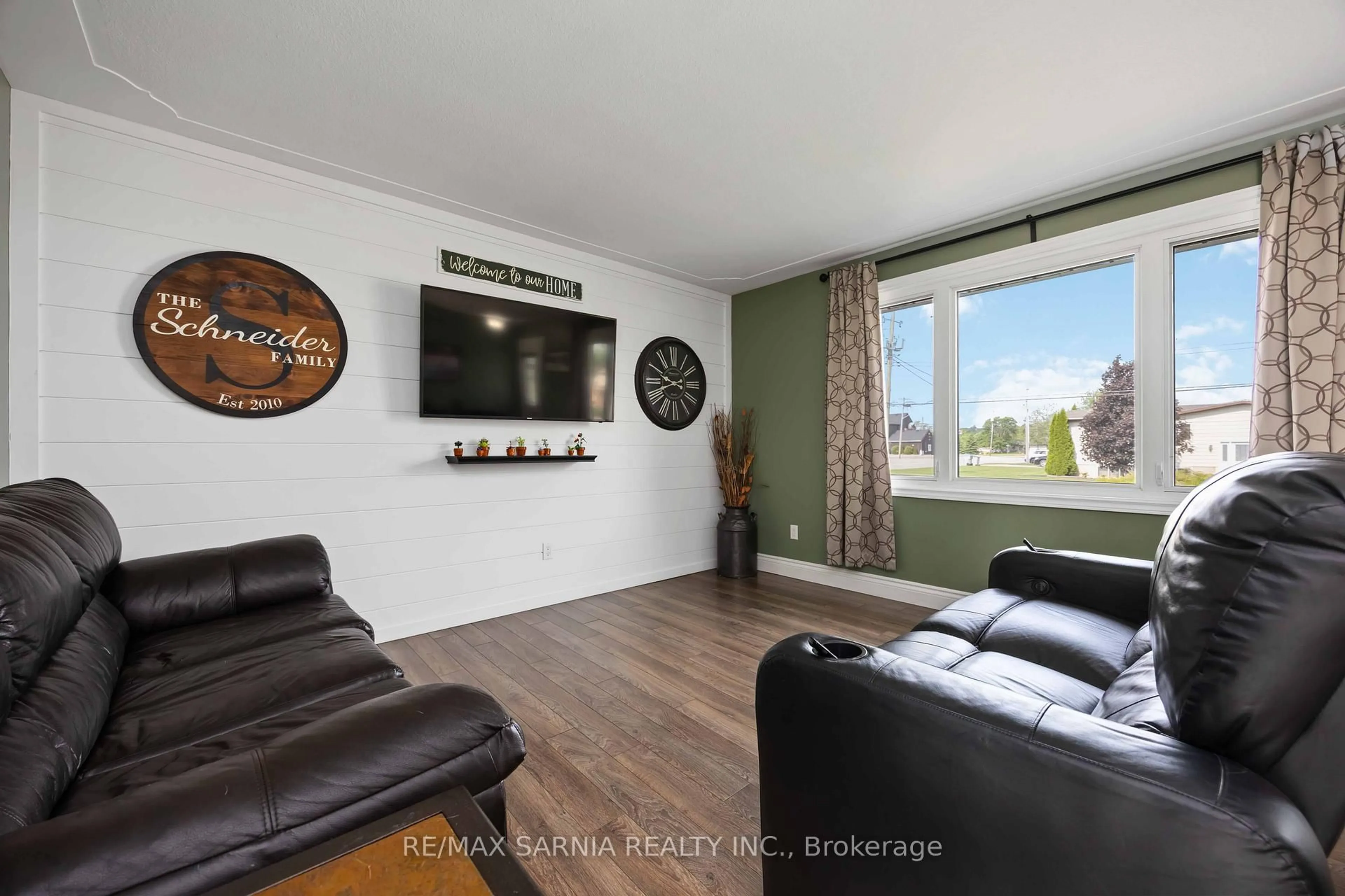 Living room with furniture, wood/laminate floor for 87 MACNAB St, Lambton Shores Ontario N0N 1J0