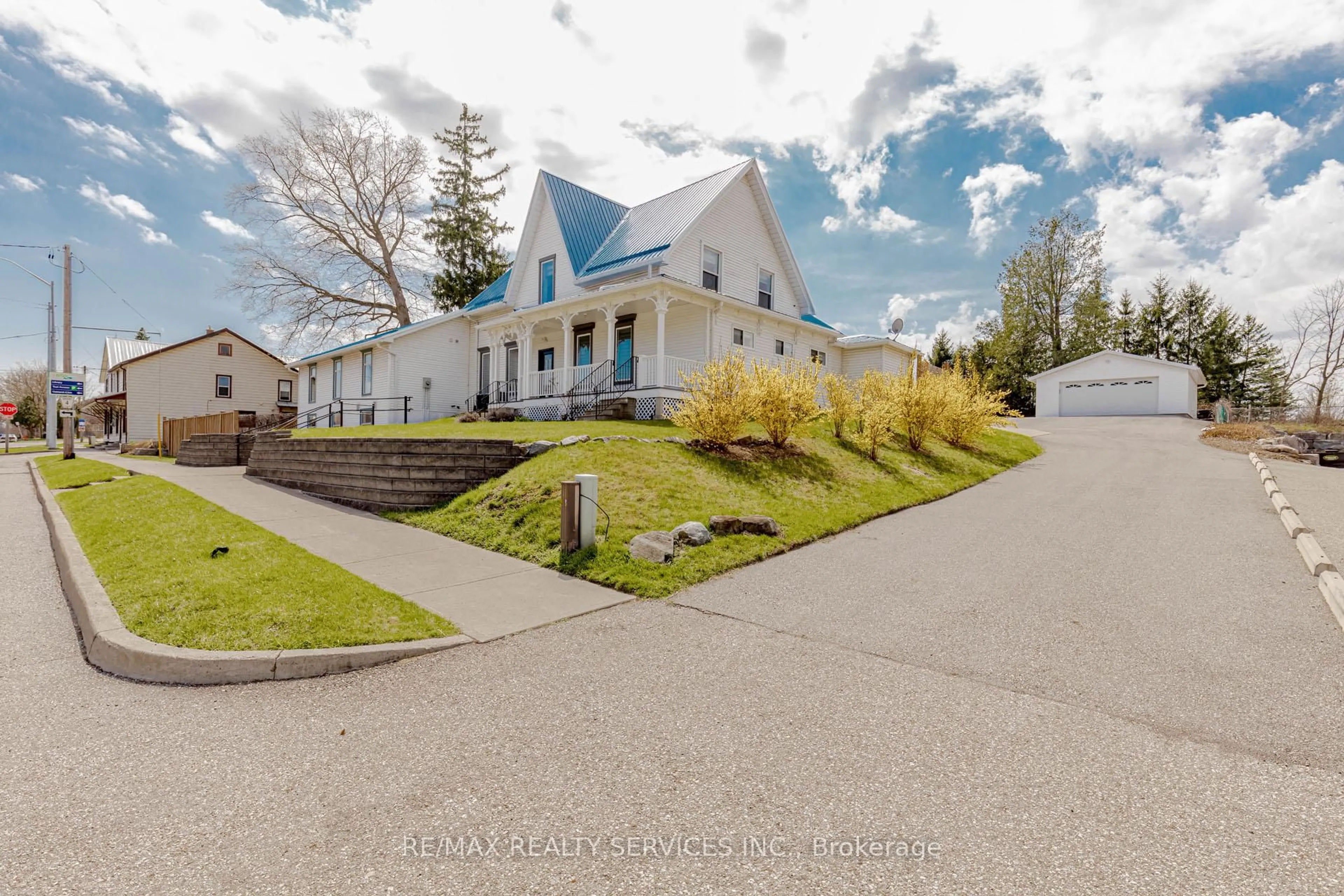 A pic from outside/outdoor area/front of a property/back of a property/a pic from drone, street for 51 Simcoe St, Brant Ontario N0E 1R0