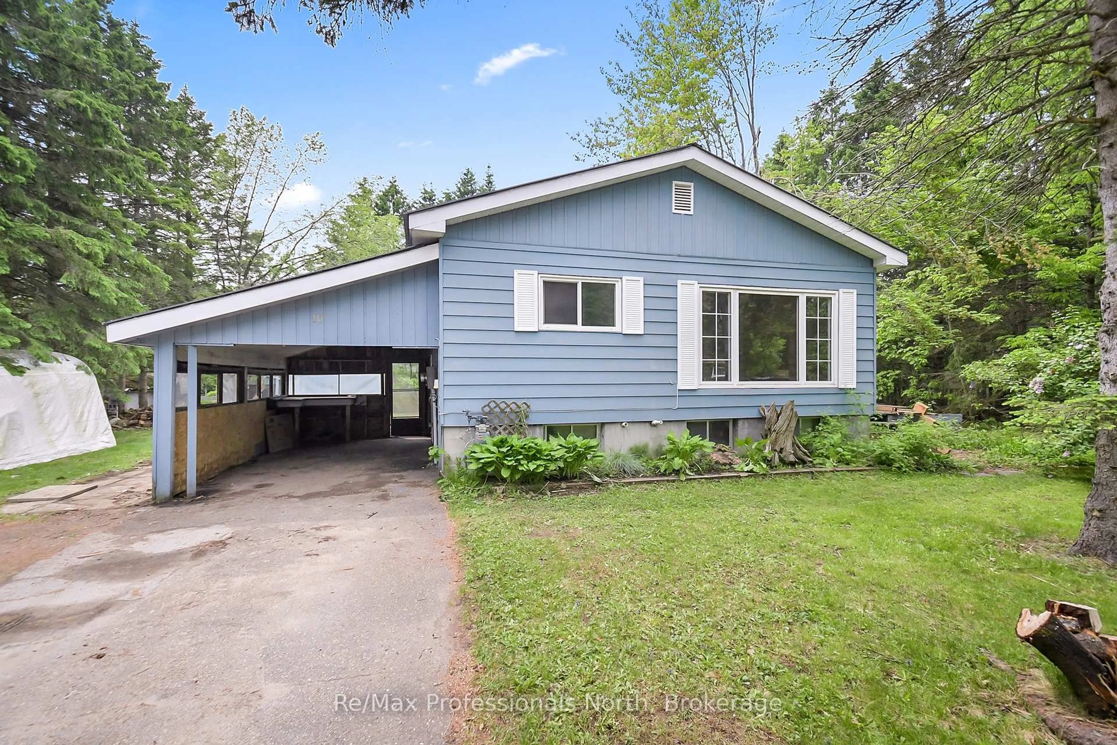 Home with vinyl exterior material, street for 10 Wilshier Blvd, Bracebridge Ontario P1L 1K9