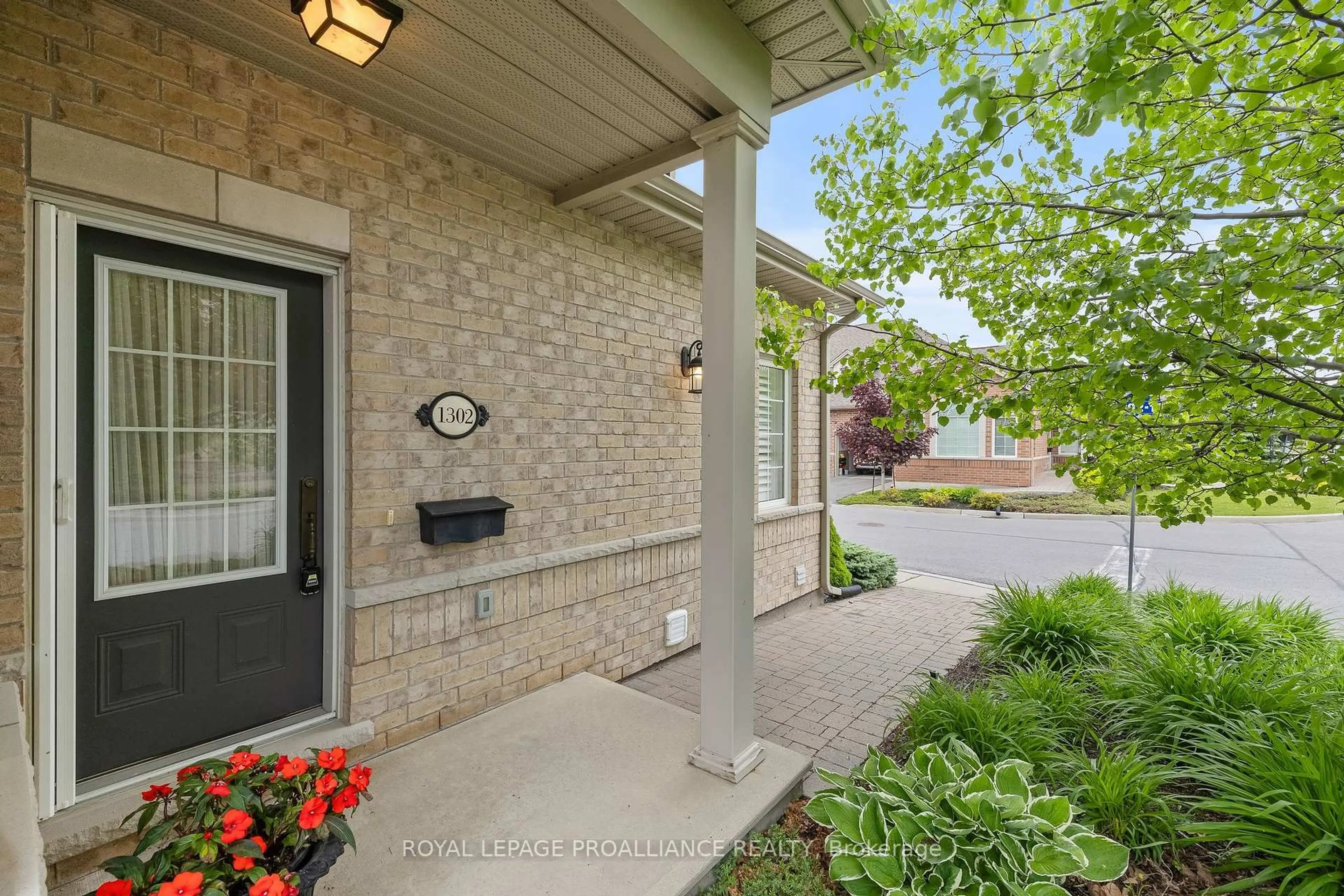 Indoor entryway for 120 University Ave #1302, Cobourg Ontario K9A 0A9