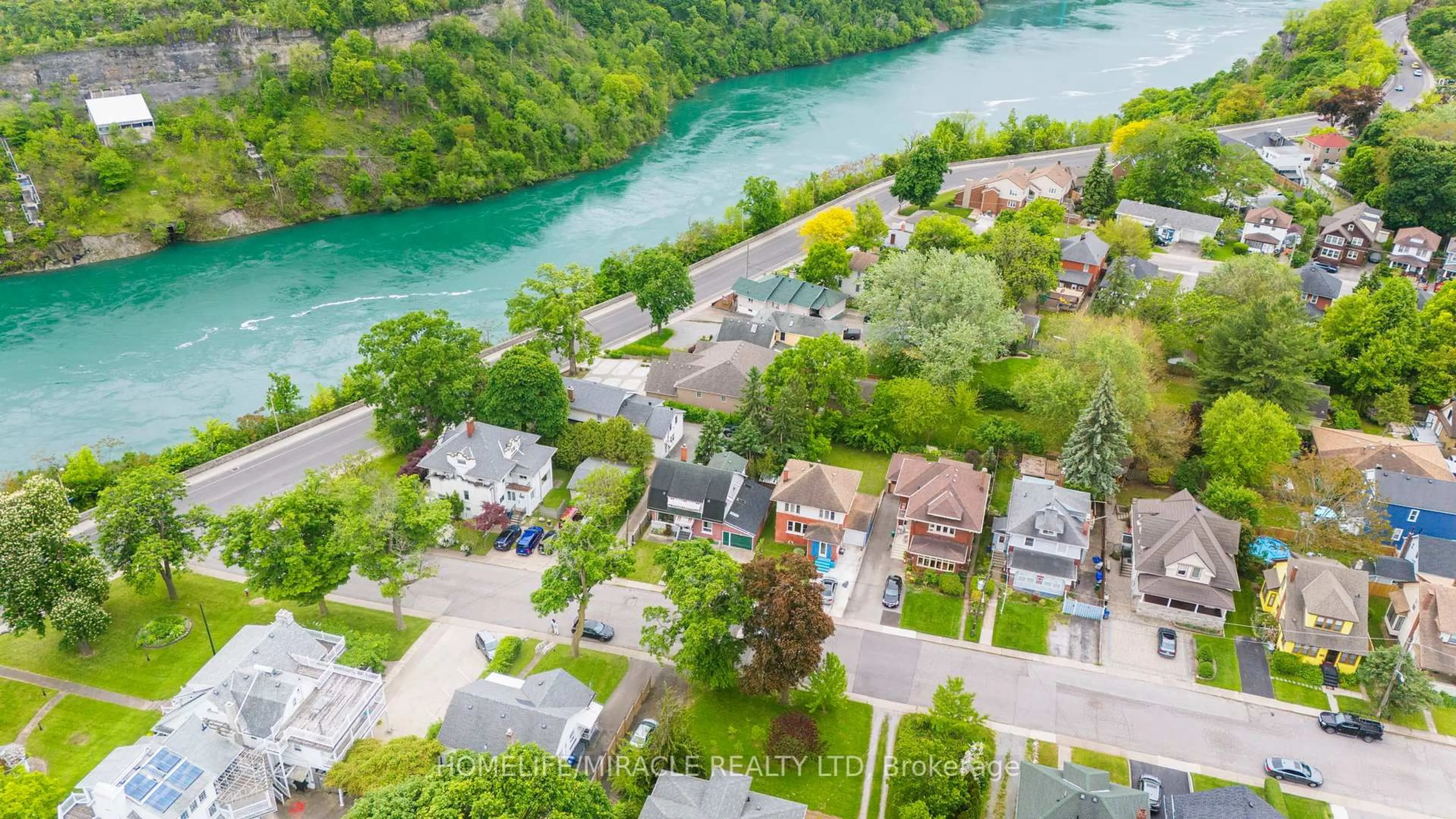 A pic from outside/outdoor area/front of a property/back of a property/a pic from drone, water/lake/river/ocean view for 4310 BAMPFIELD St, Niagara Falls Ontario L2E 1G8