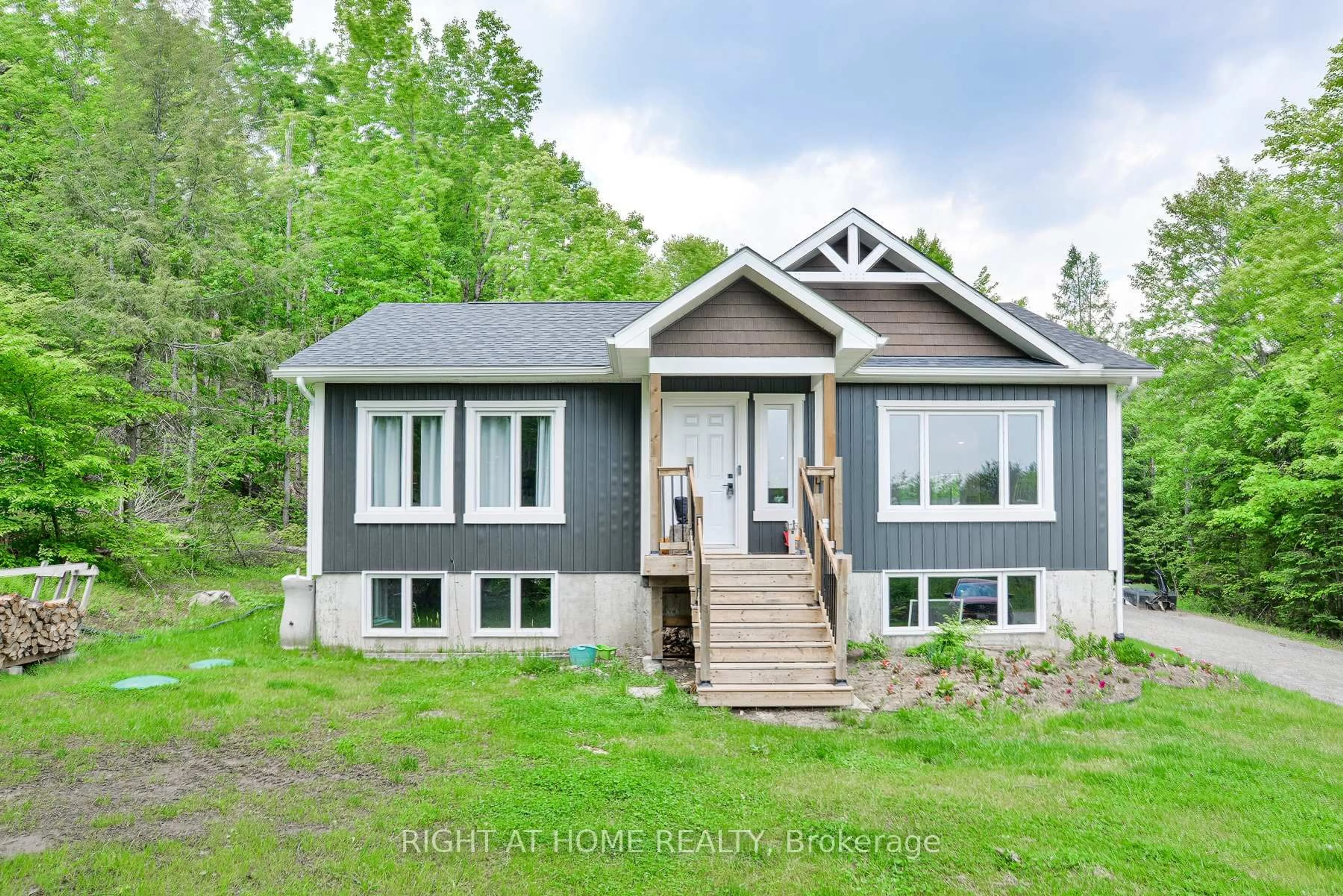 Home with vinyl exterior material, street for 1087 Prospect Lake Rd, Bracebridge Ontario P1L 1X1