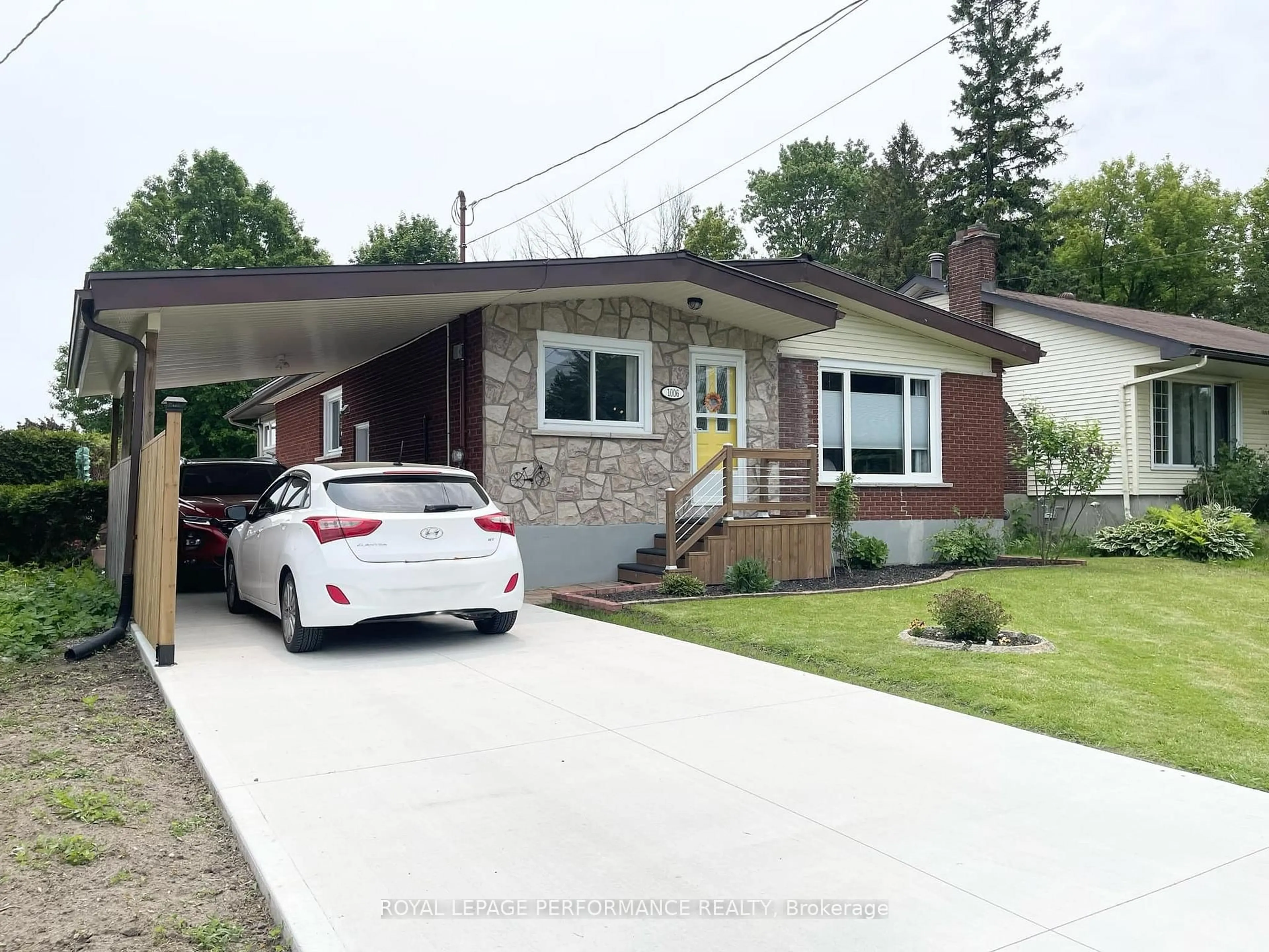Home with vinyl exterior material, street for 1006 Edythe Ave, Cornwall Ontario K6J 1N7