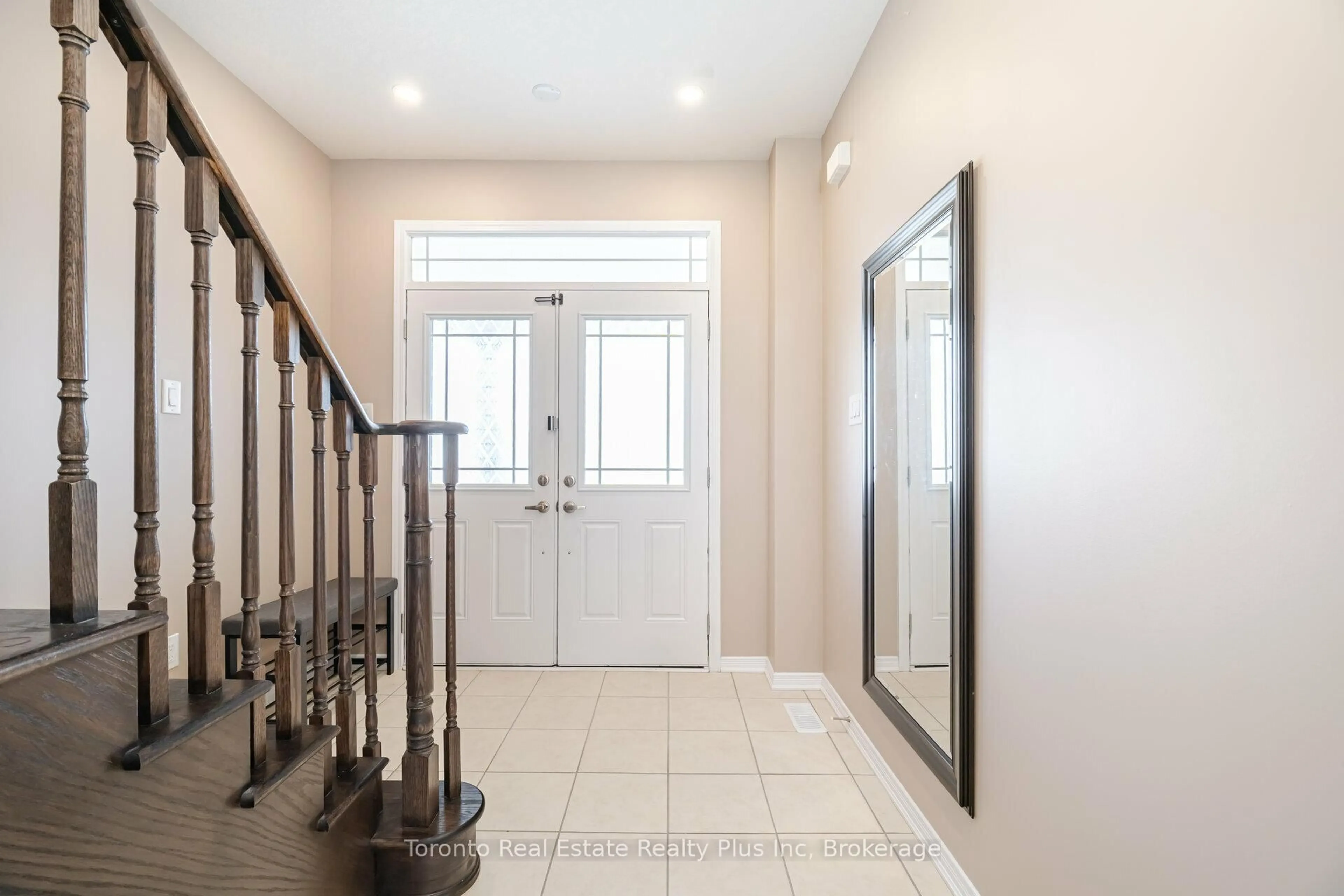 Indoor entryway for 59 Stamford St, Woolwich Ontario N0B 1M0