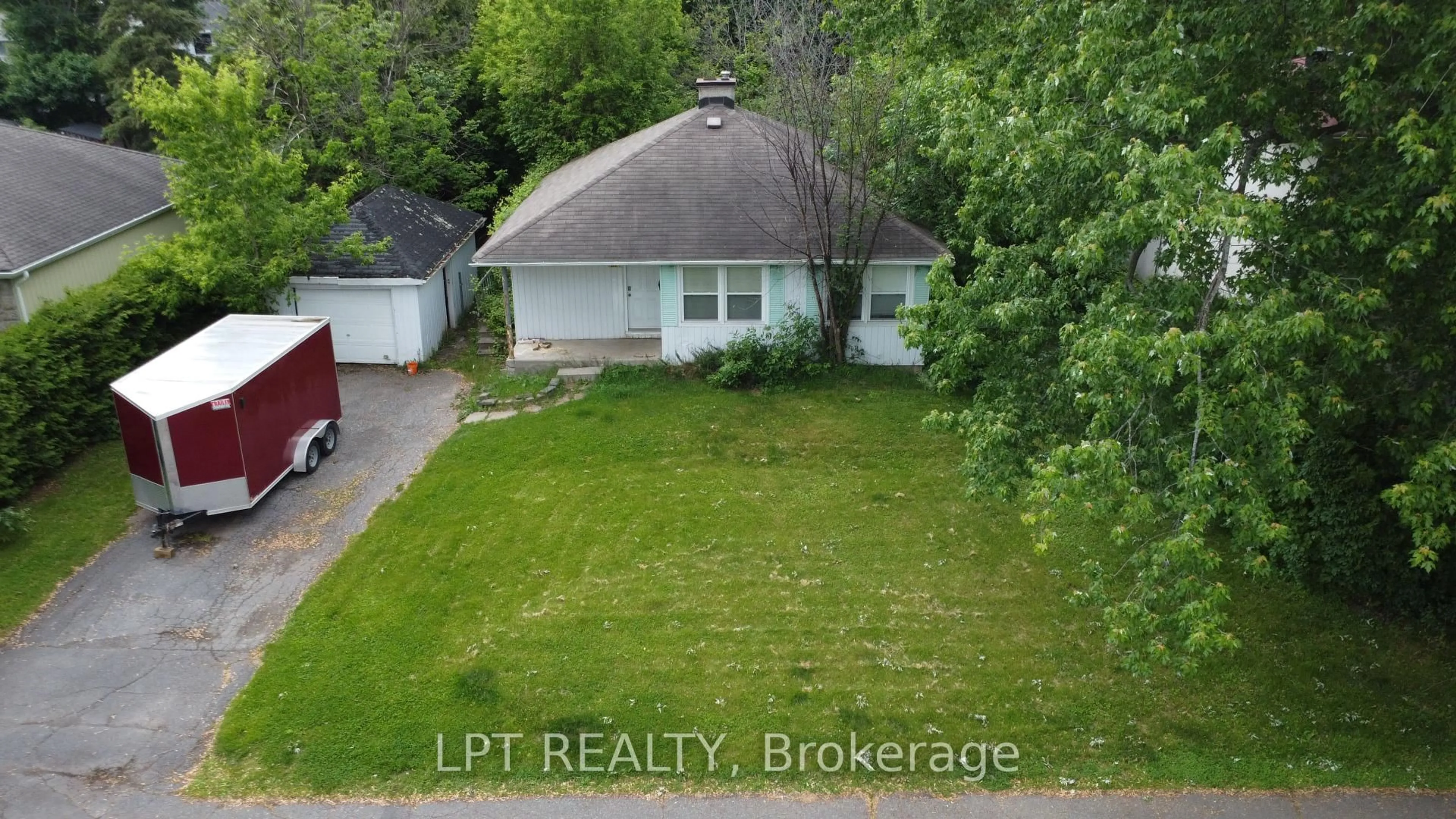 A pic from outside/outdoor area/front of a property/back of a property/a pic from drone, street for 868 Mountainview Ave, Ottawa Ontario K2B 5G2