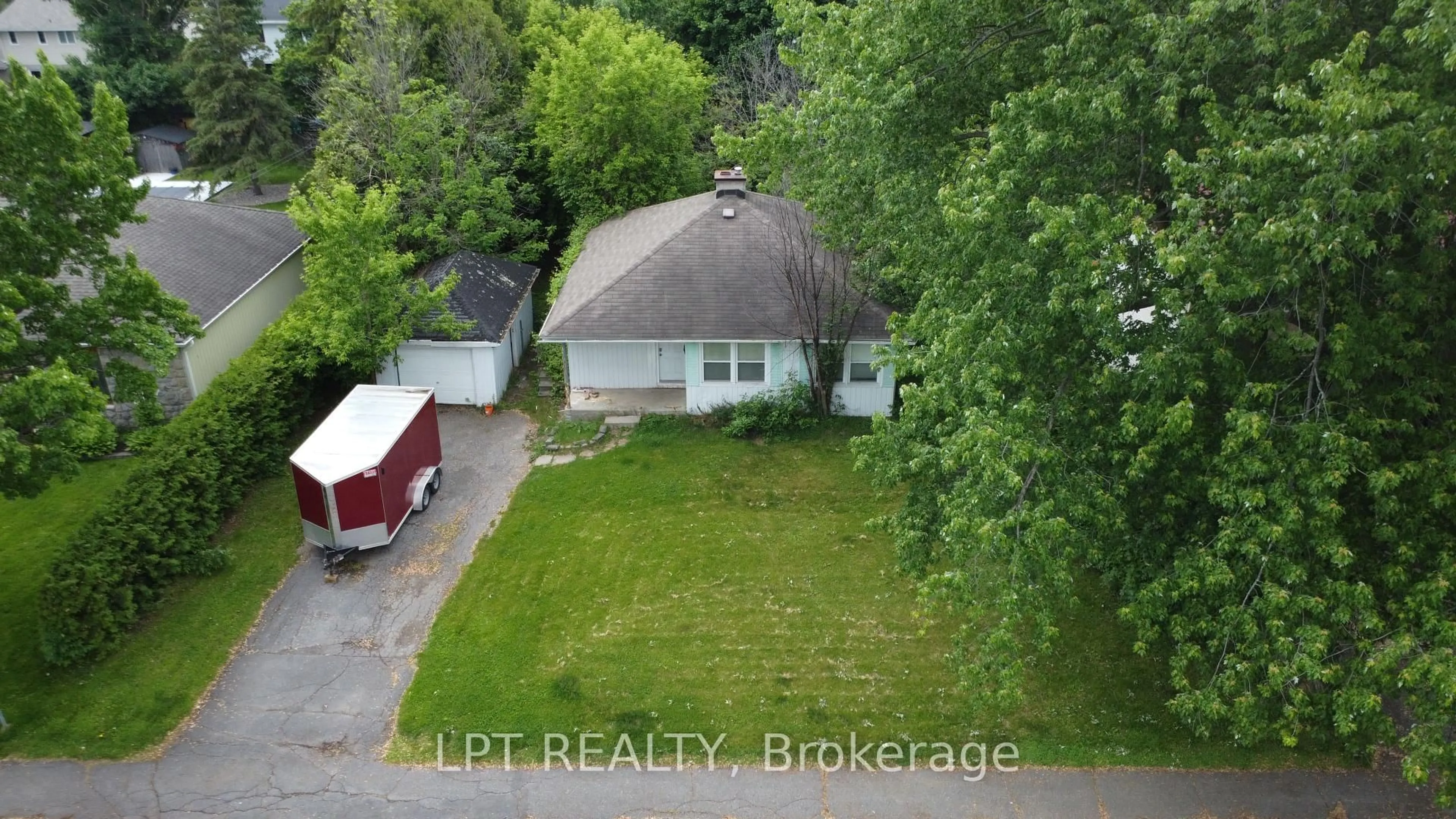 A pic from outside/outdoor area/front of a property/back of a property/a pic from drone, street for 868 Mountainview Ave, Ottawa Ontario K2B 5G2