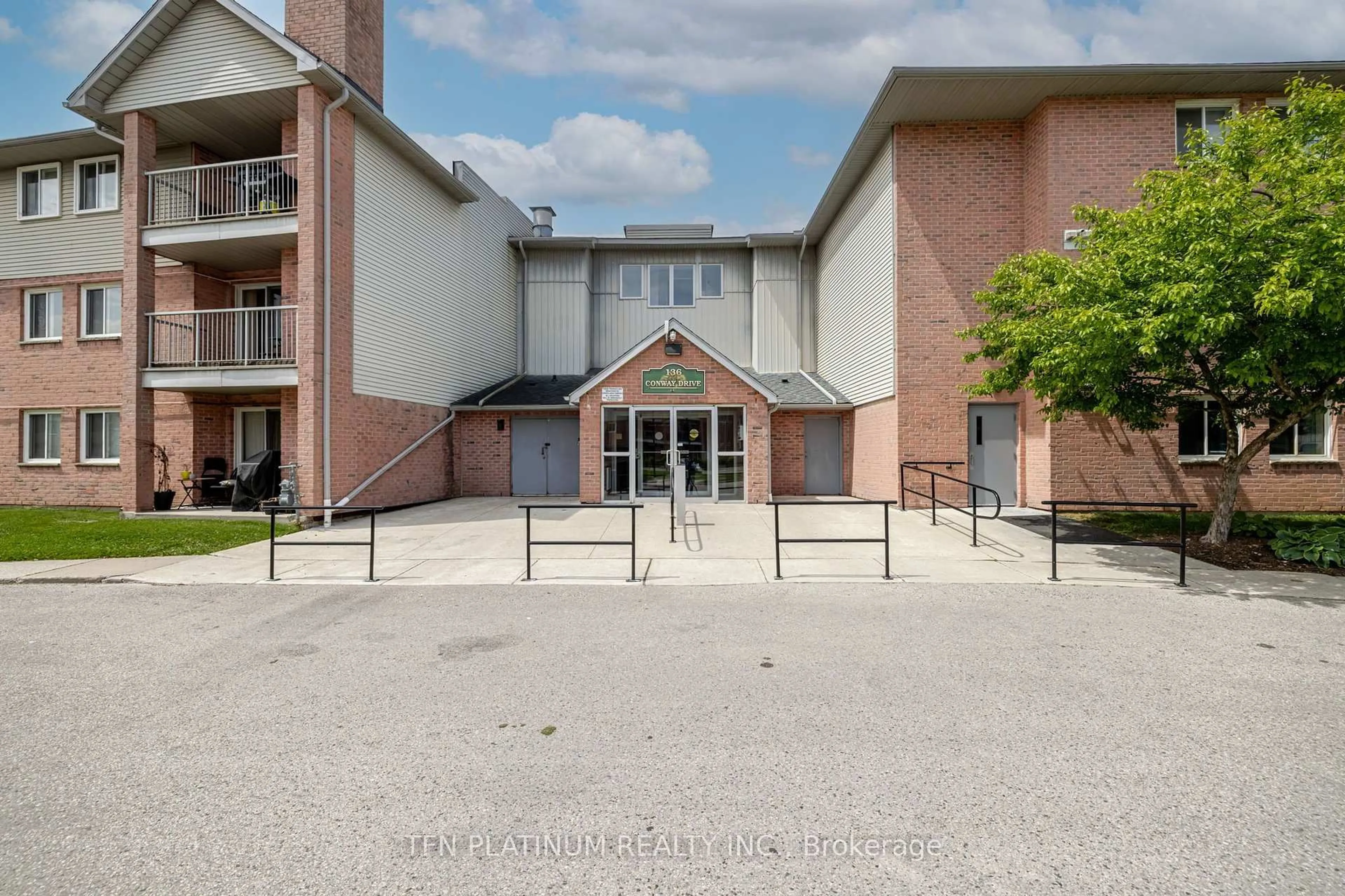 Indoor foyer for 136 Conway Dr #82, London South Ontario N6E 3N1