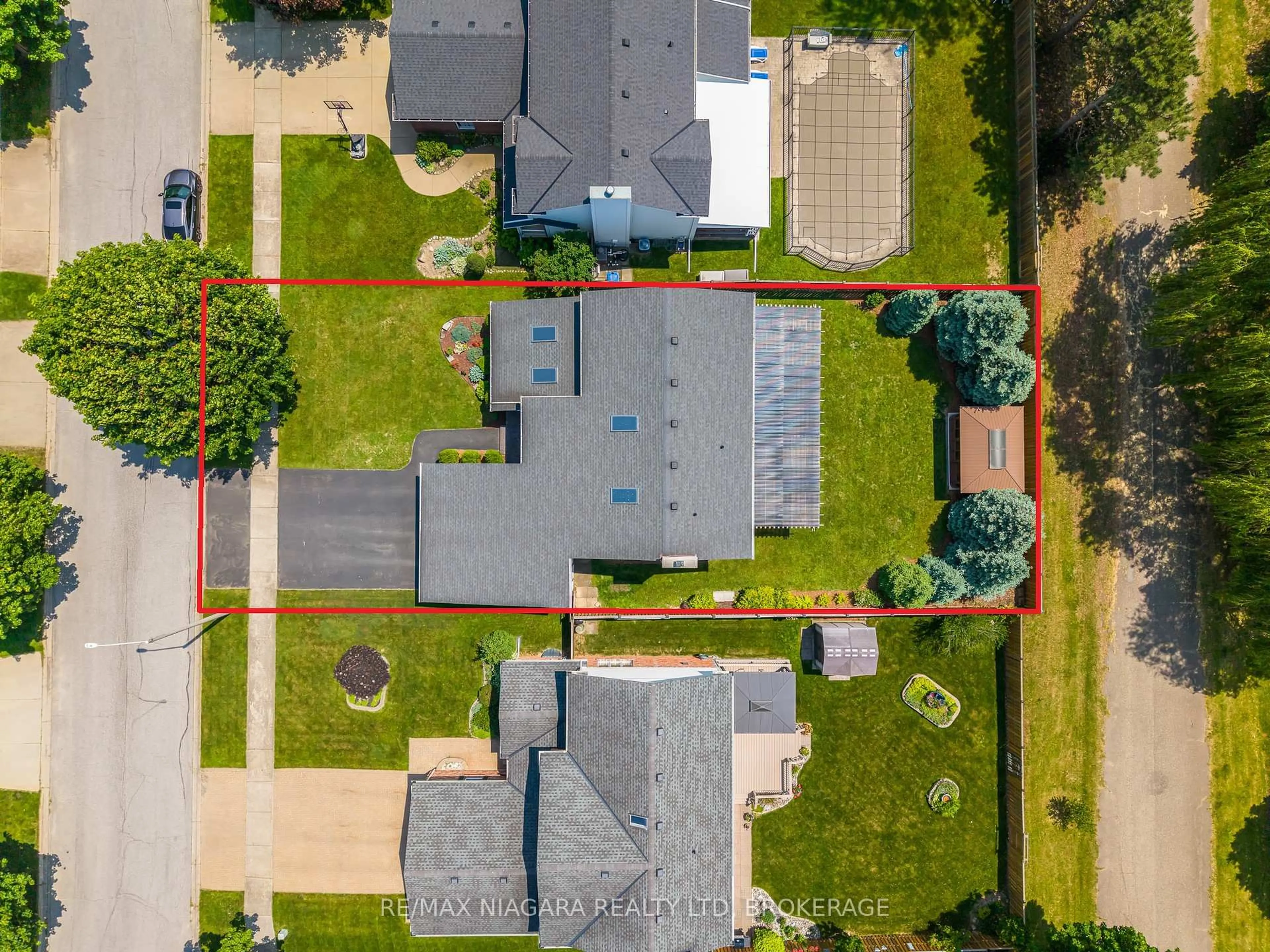 A pic from outside/outdoor area/front of a property/back of a property/a pic from drone, street for 6380 Emma St, Niagara Falls Ontario L2J 4H7