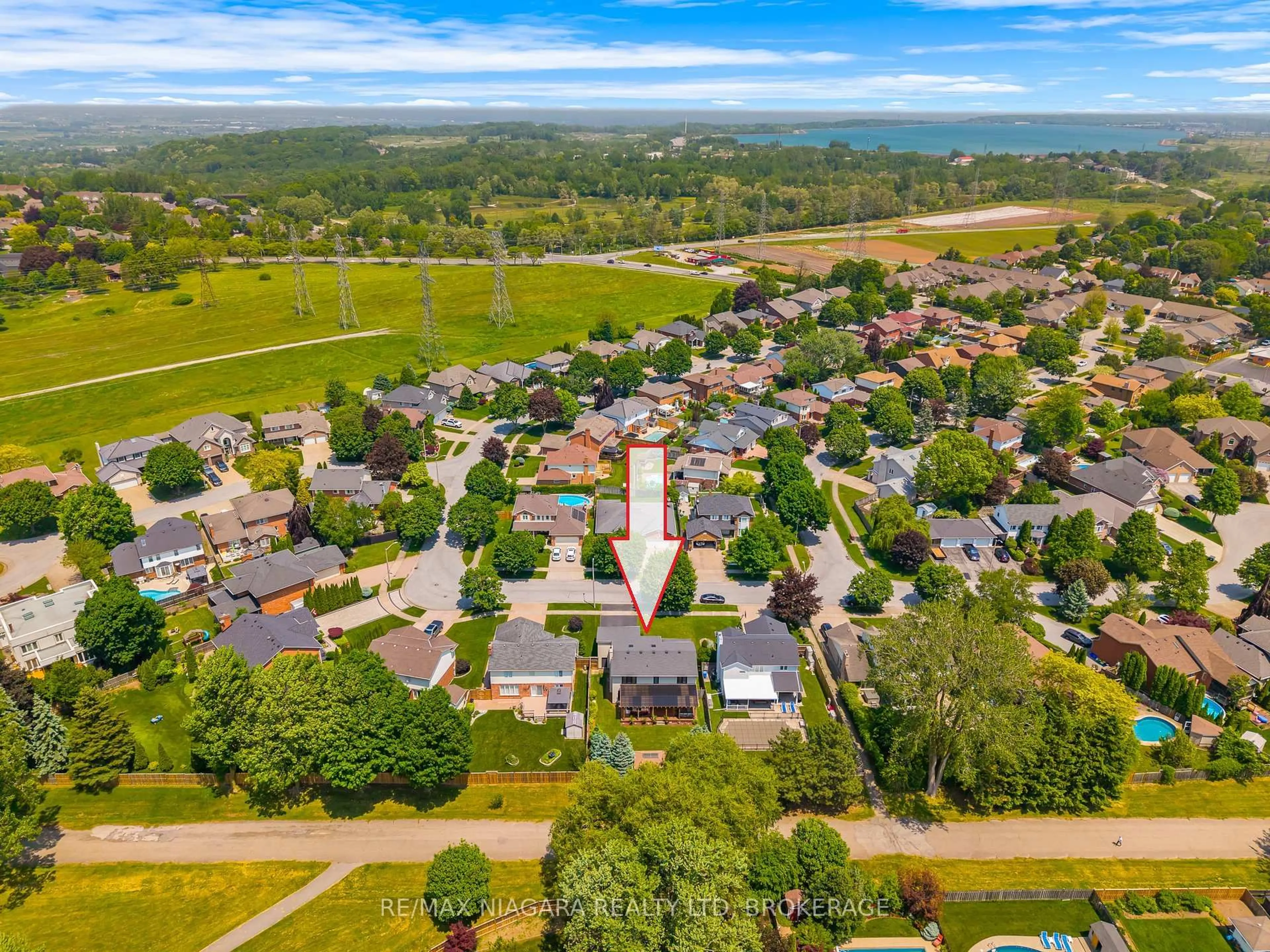 A pic from outside/outdoor area/front of a property/back of a property/a pic from drone, unknown for 6380 Emma St, Niagara Falls Ontario L2J 4H7