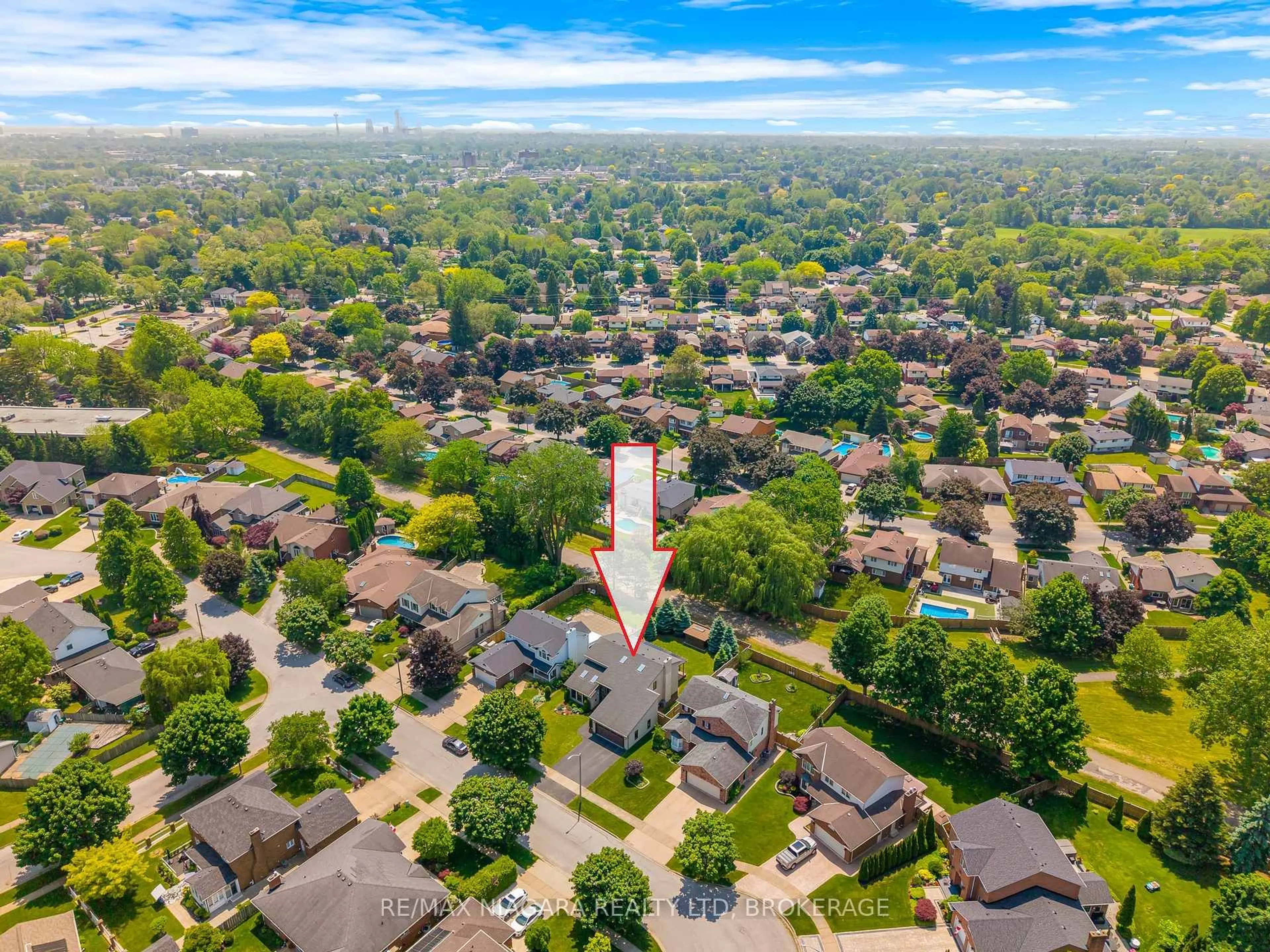 A pic from outside/outdoor area/front of a property/back of a property/a pic from drone, street for 6380 Emma St, Niagara Falls Ontario L2J 4H7